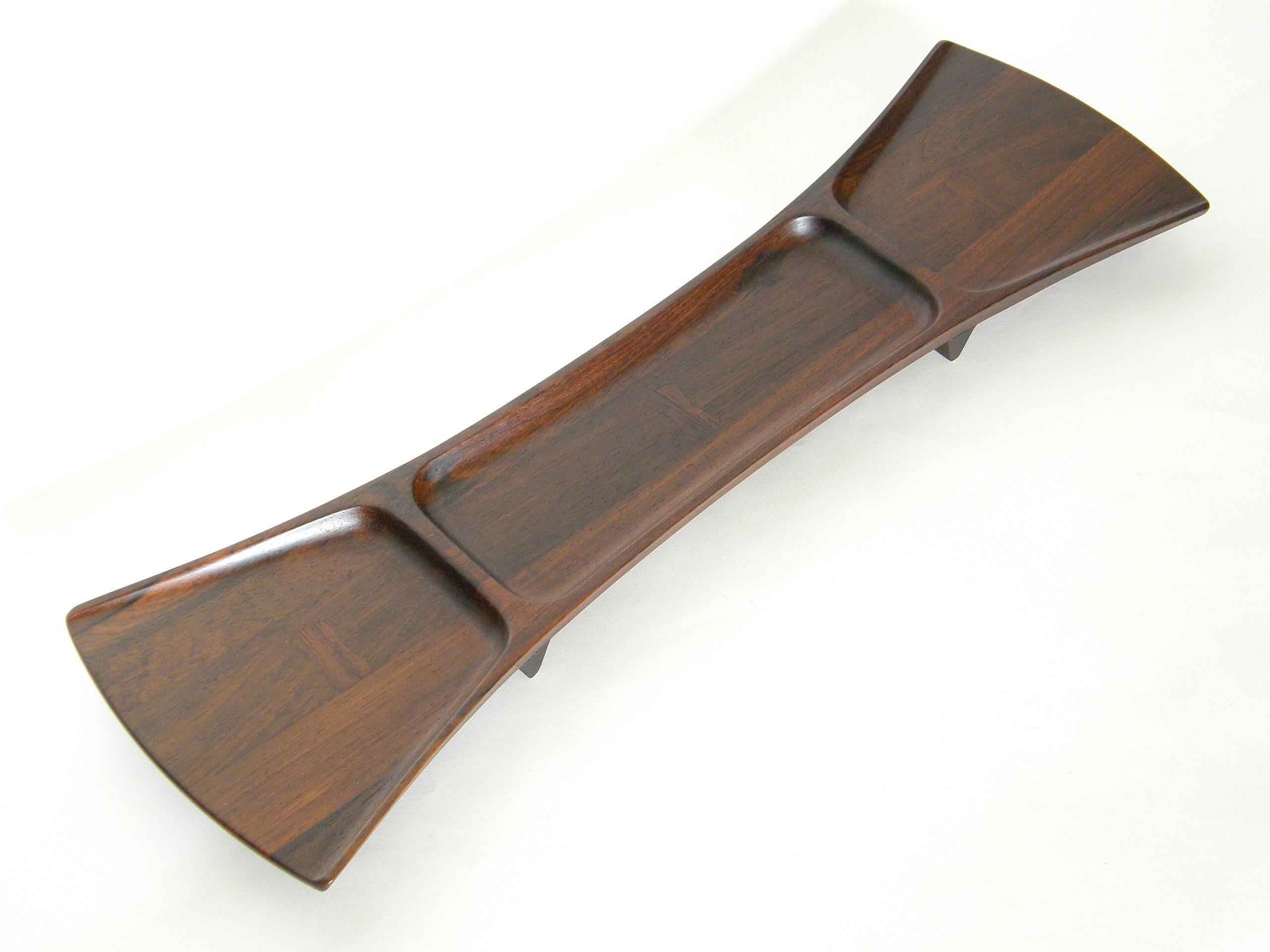 Jens Quistgaard für Dansk Rare Woods Palisander Schleife Krawattenförmiges Tablett aus Palisanderholz (Skandinavische Moderne) im Angebot