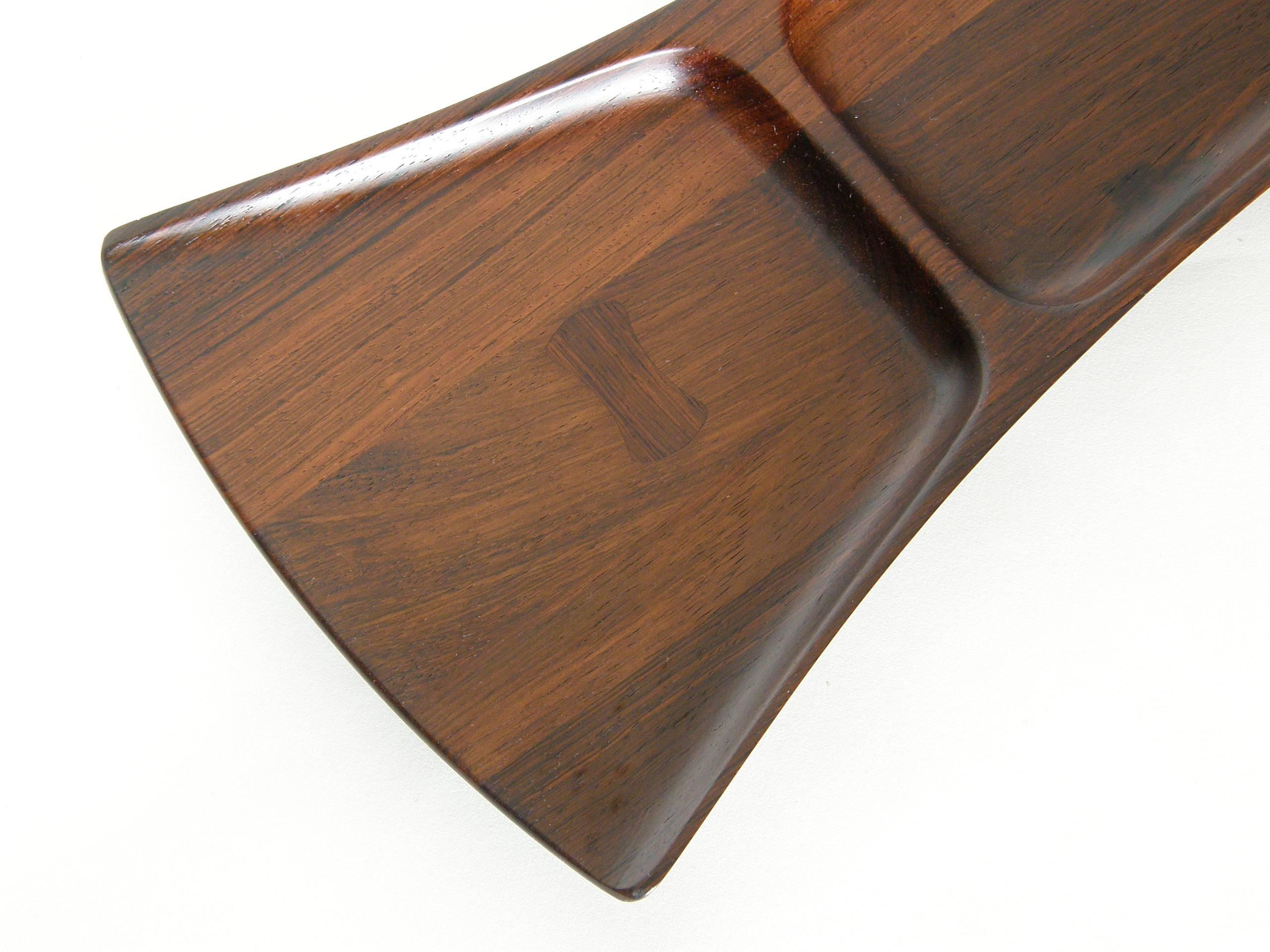 Jens Quistgaard für Dansk Rare Woods Palisander Schleife Krawattenförmiges Tablett aus Palisanderholz (Geschnitzt) im Angebot