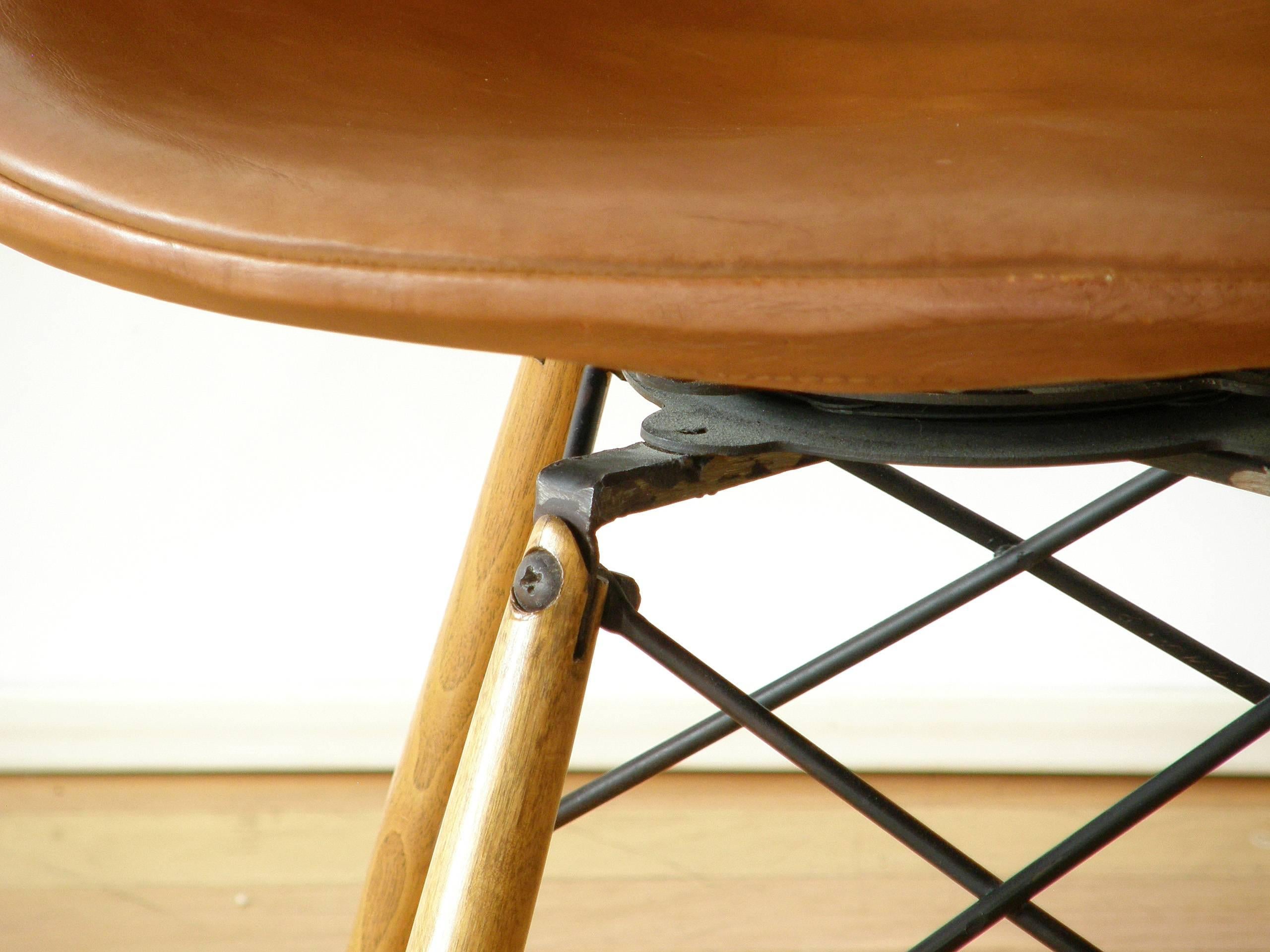 Eames Dowel Leg Swivel Chair 1