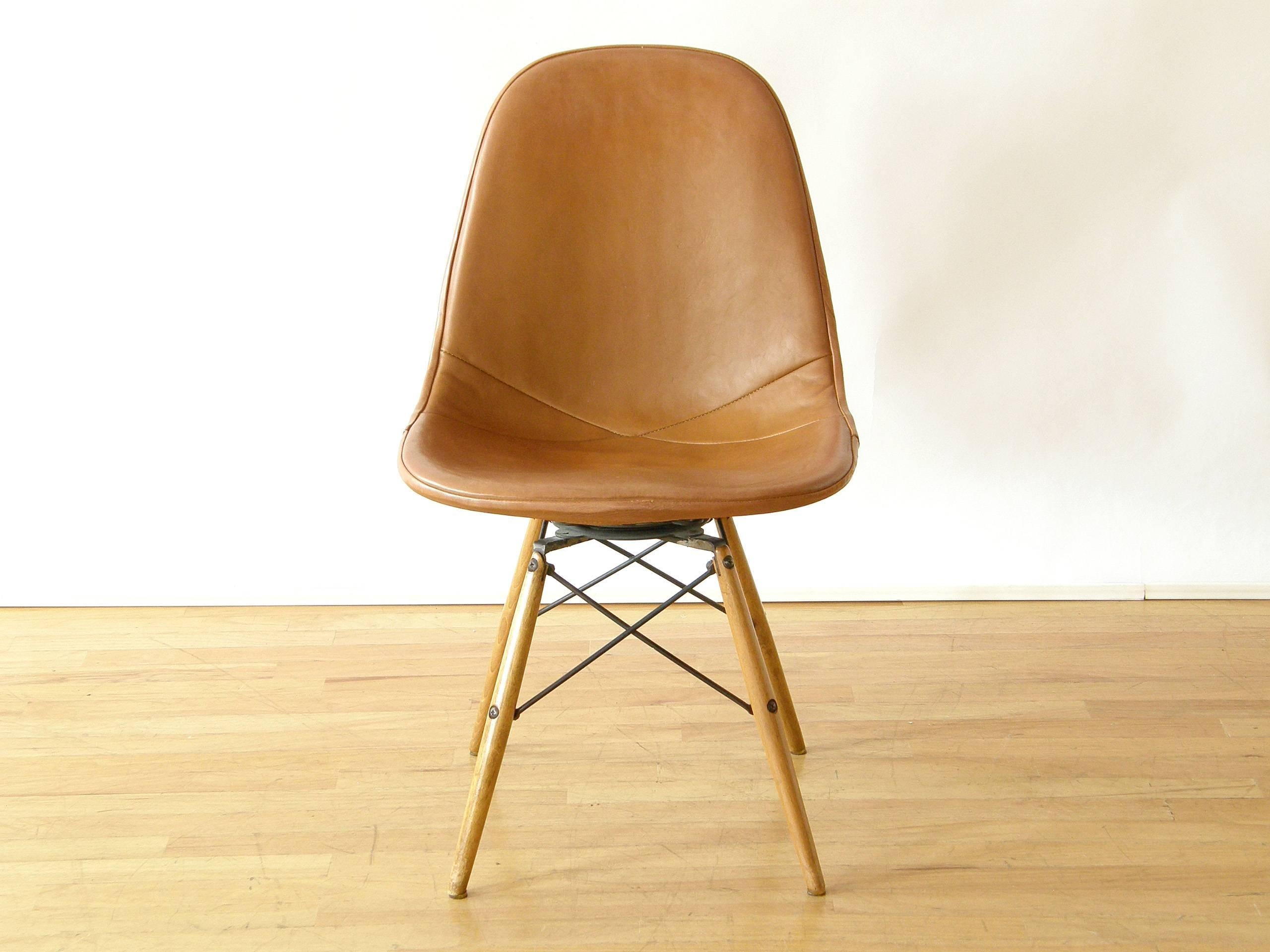 Mid-Century Modern Eames Dowel Leg Swivel Chair
