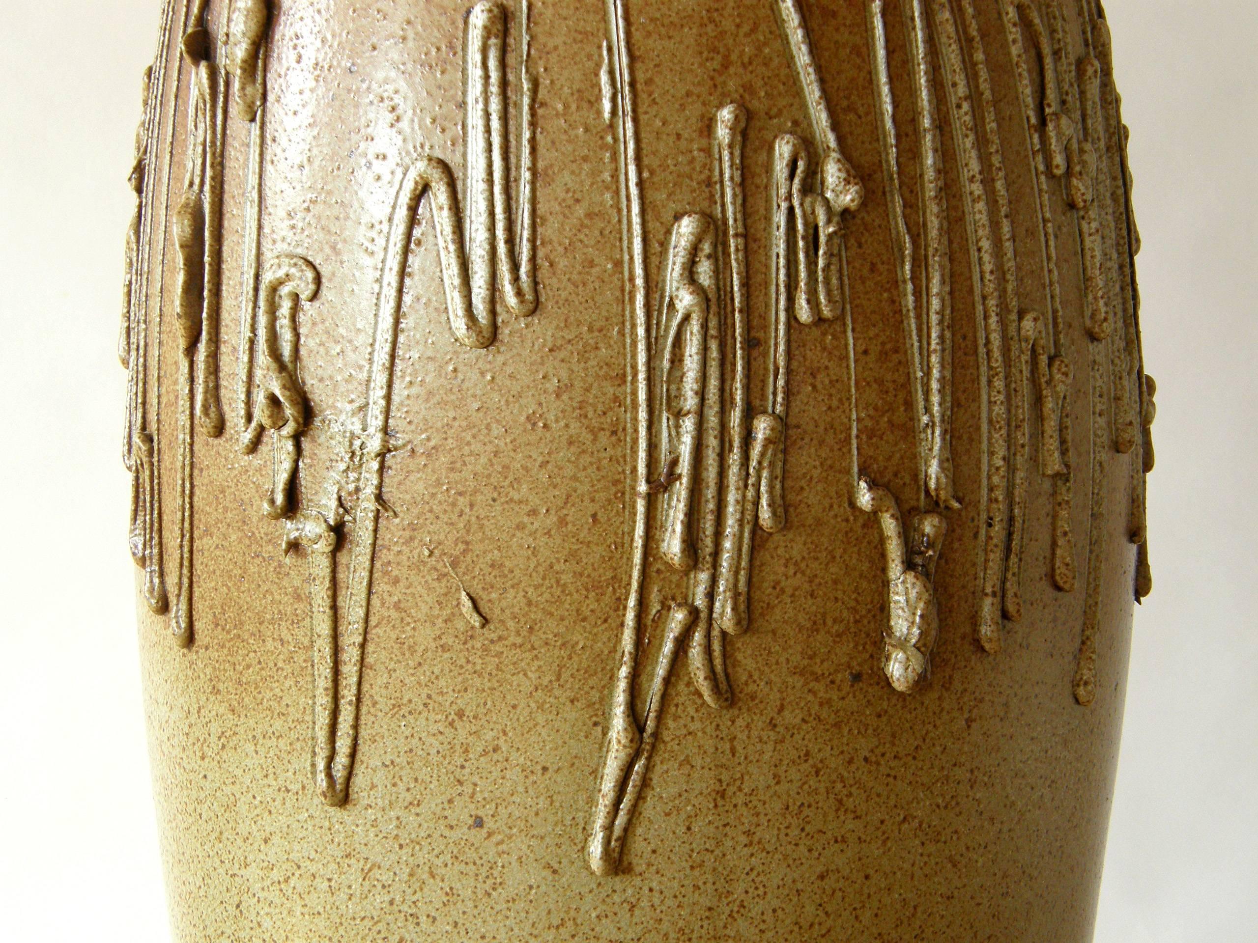 Vernissé Lampe de table en céramique David Cressey pour Architectural Pottery avec surface texturée en vente