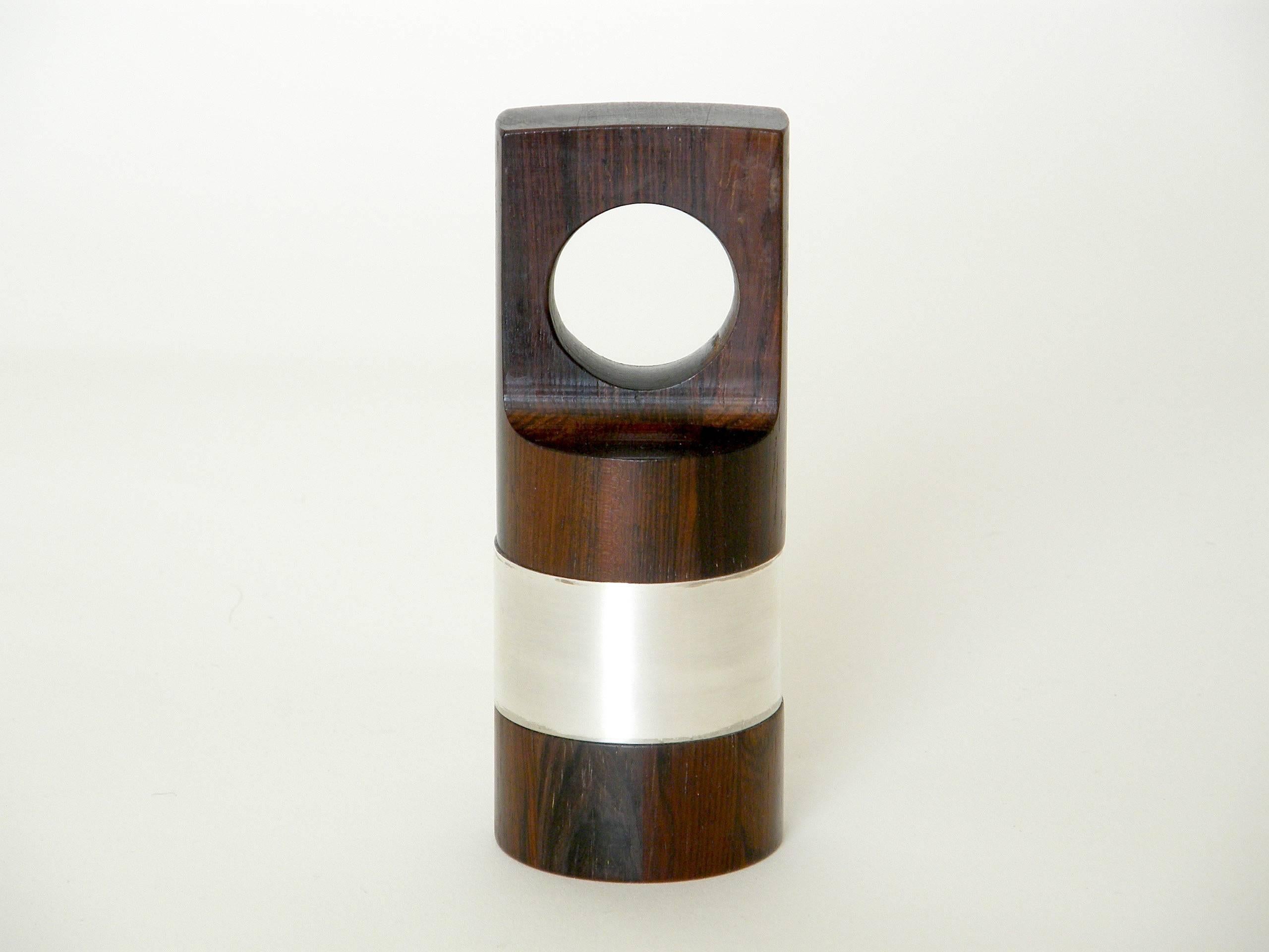 This handsome pepper mill is an uncommon example from the rare wood series design by Jens Quistgaard for Dansk Designs. The silver plated band rotates so that the hole in the wood can align with the metal hole to allow for filling with pepper corns.