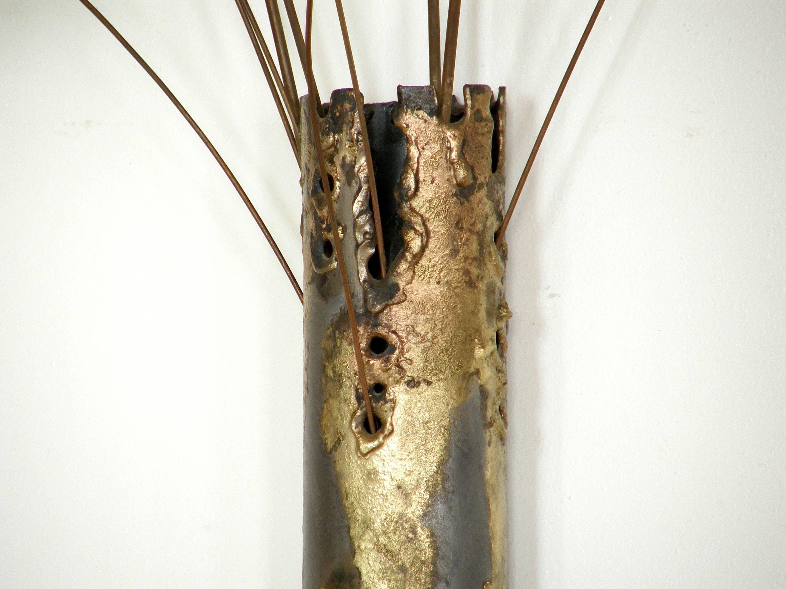Große Wandskulptur aus emaillierten Blumen in einer brutalistischen Vase im Angebot 1
