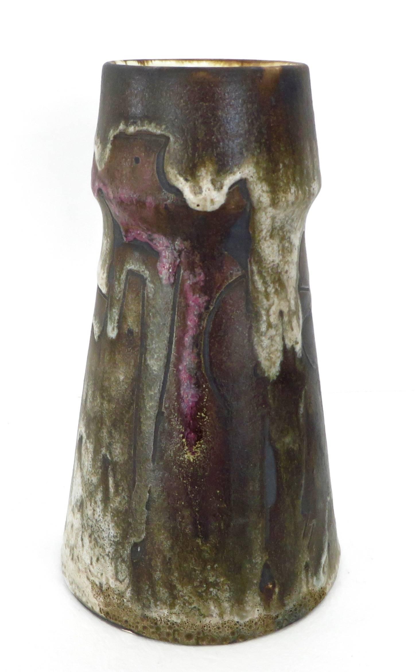 Vase coloré en céramique française de Marius Besson, Vallauris, vers 1960.
L'intérieur est recouvert d'un glaçage crème. 
Pas d'ébréchures ni de restaurations. 
Signé sur la base.