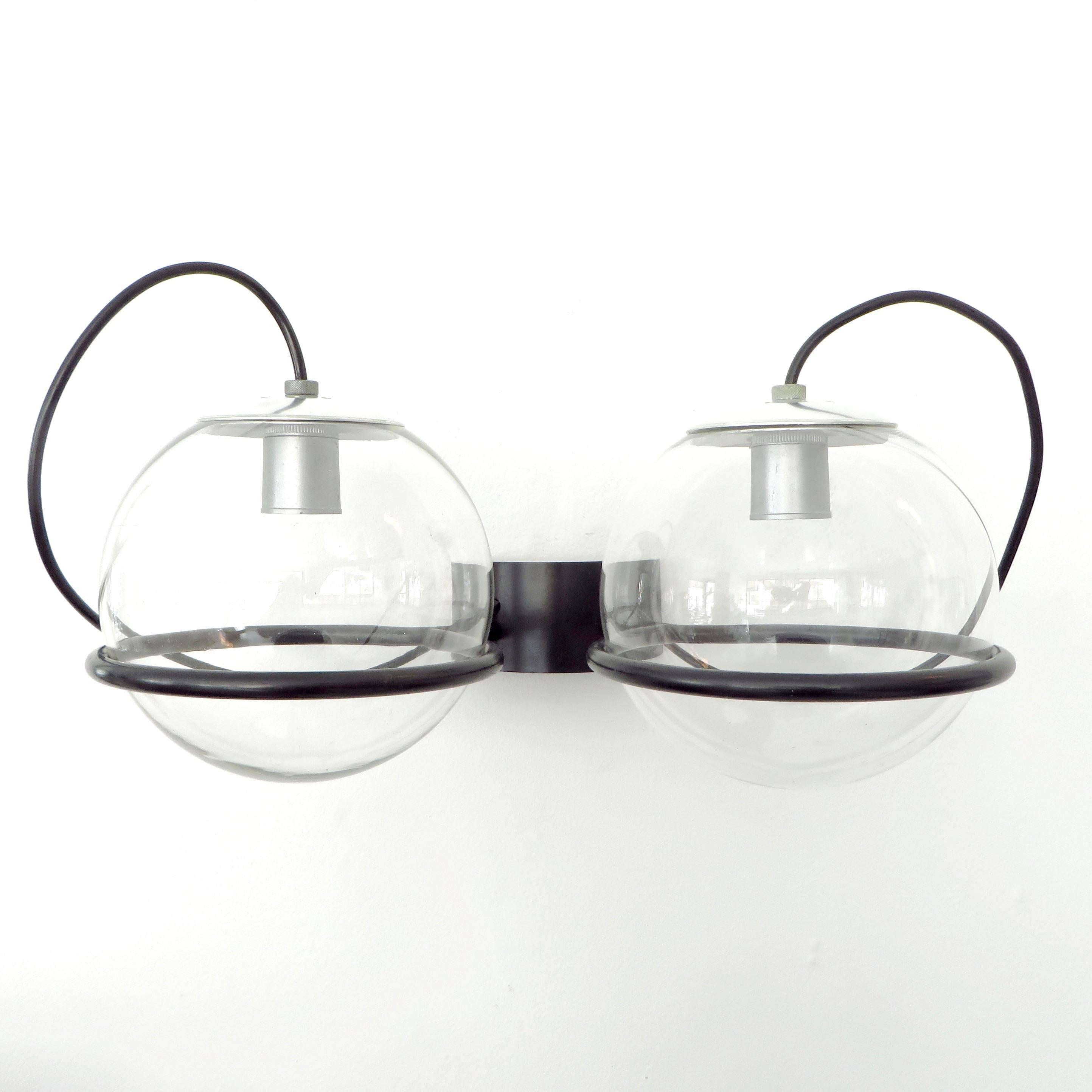 Gino Sarfatti Mid Century Wall Sconce 237/2 With Two Glass Globes Black Frame In Excellent Condition In Chicago, IL