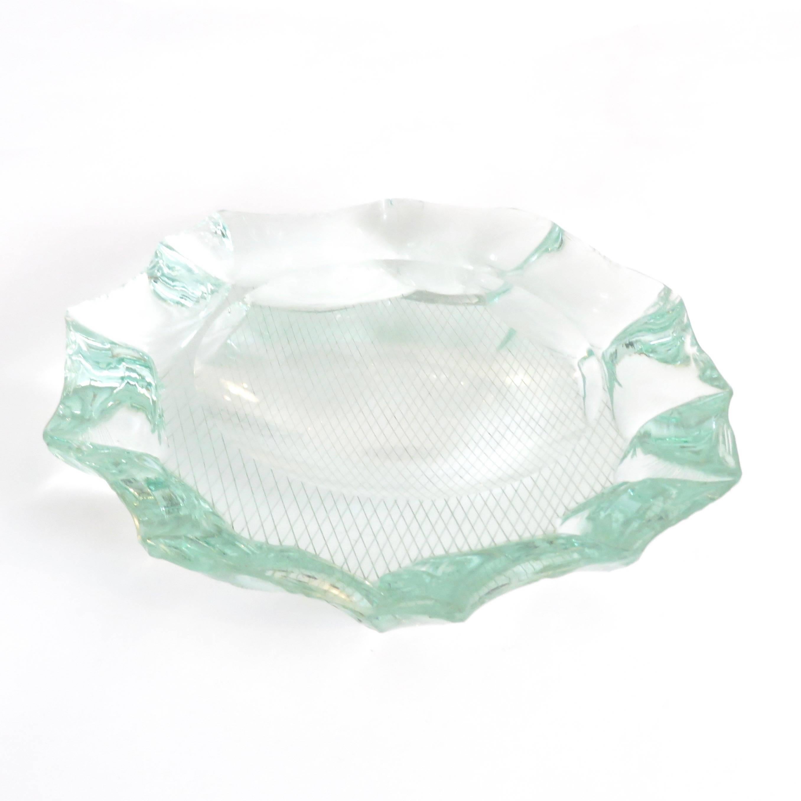 Round sculpted edge and incised, glass dish designed by Pietro Chiesa for Fontana Arte, circa 1940.
Collectable crystal bowl with "scalpellato" edges by Italian master designer Pietro Chiesa for Fontana Arte. The underside of the glass has
