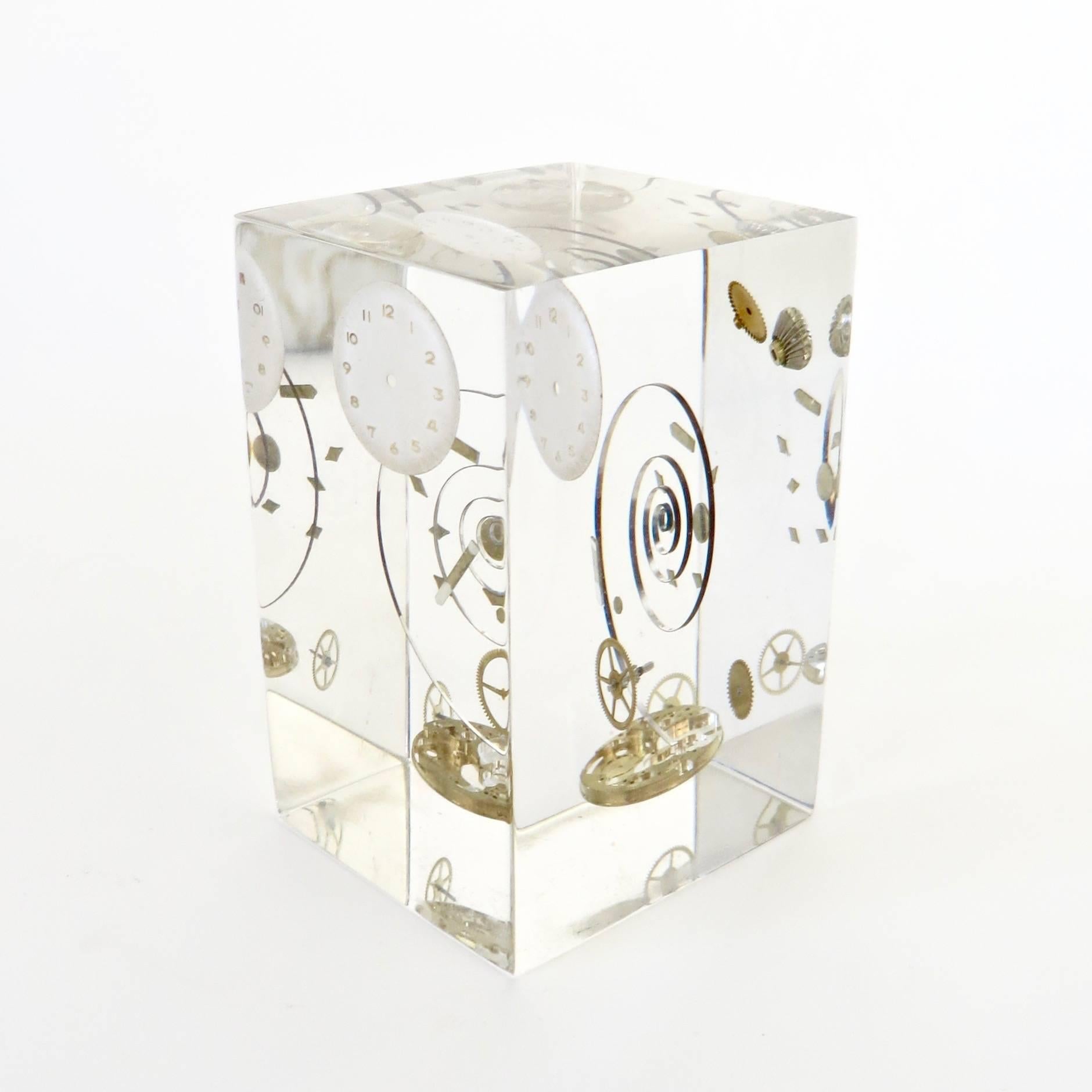 Small resin sculpture by Pierre Giraudon.
Crystal clear resin with watch parts inclusions, circa 1970, France.
No chips or restorations.