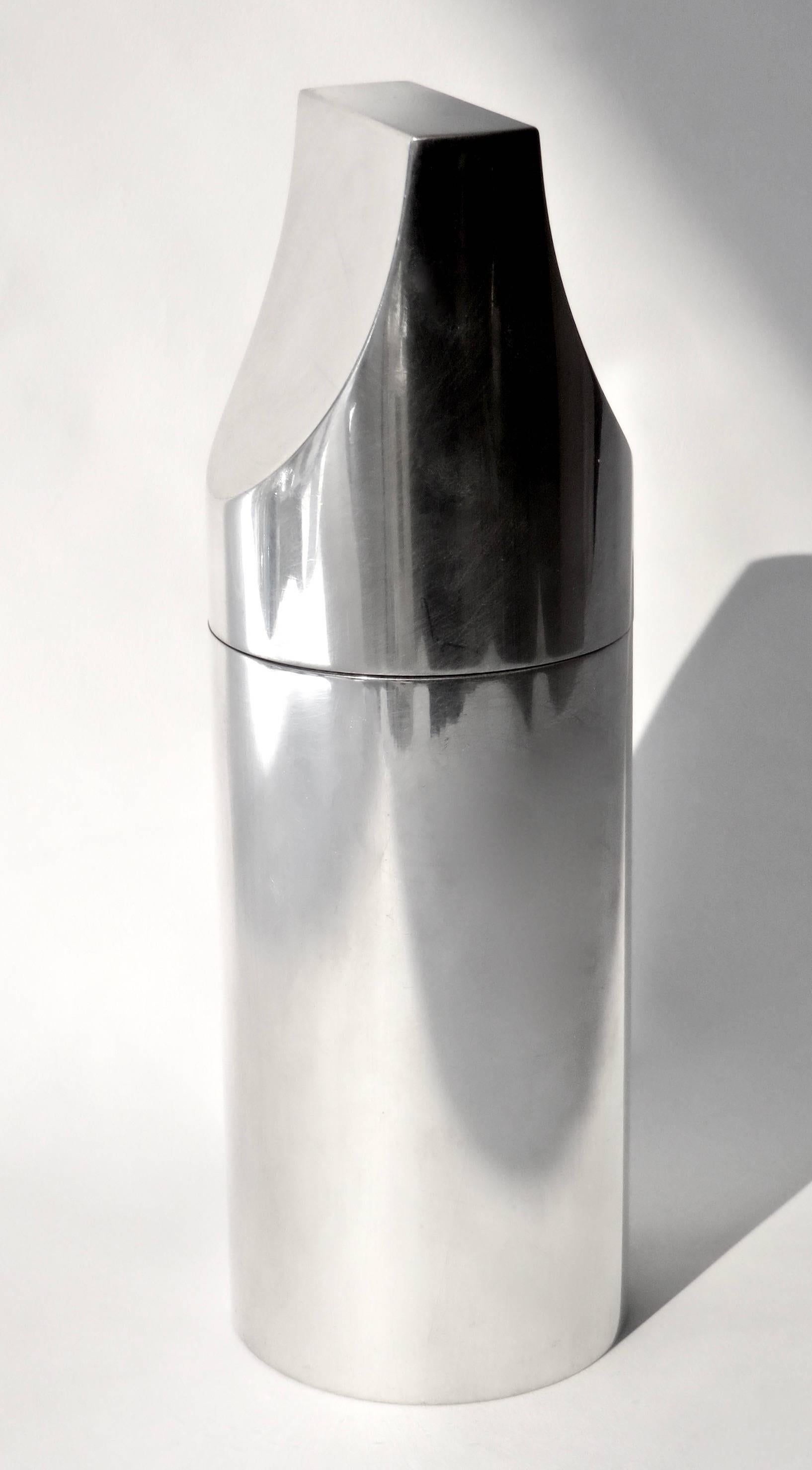 A streamline and Minimalist signed cocktail shaker by Italian silver master Lino Sabattini. 
Prod. Argenterie Sabattini
Signed, circa 1970s.
Excellent condition with some signs of wear as usual for vintage silver.
No dings.