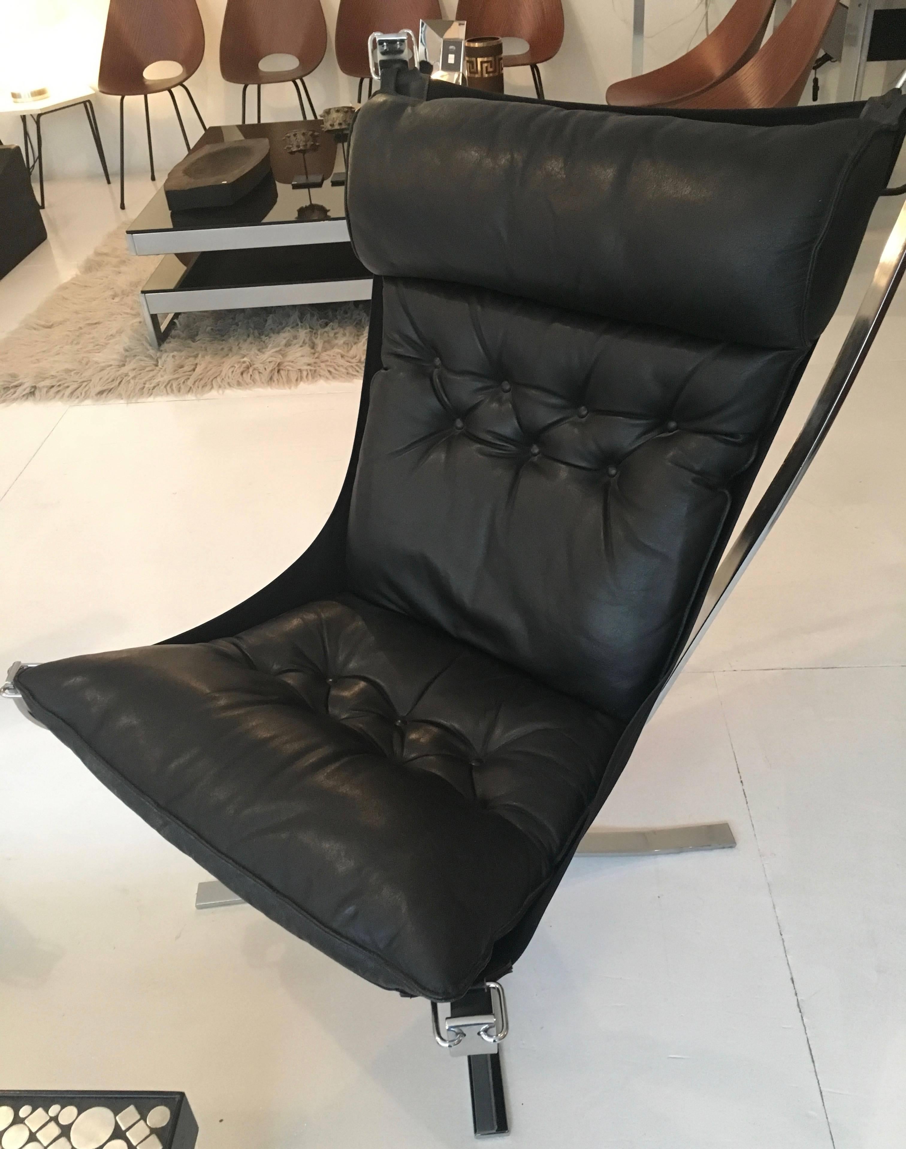 Canvas Pair of Sigurd Ressell Falcon Chairs in Black Leather Chrome-Plated Steel