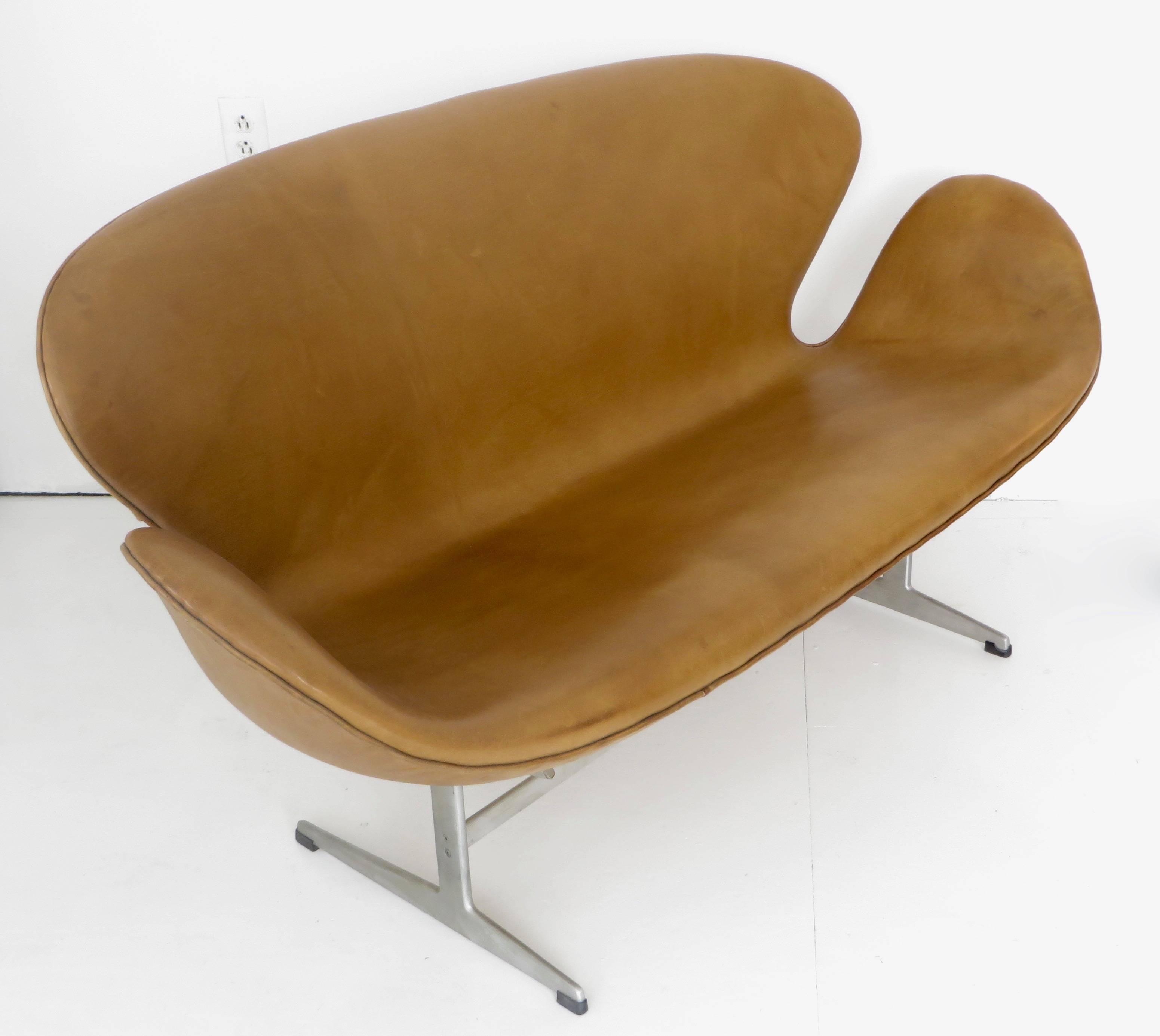 arne jacobsen swan sofa