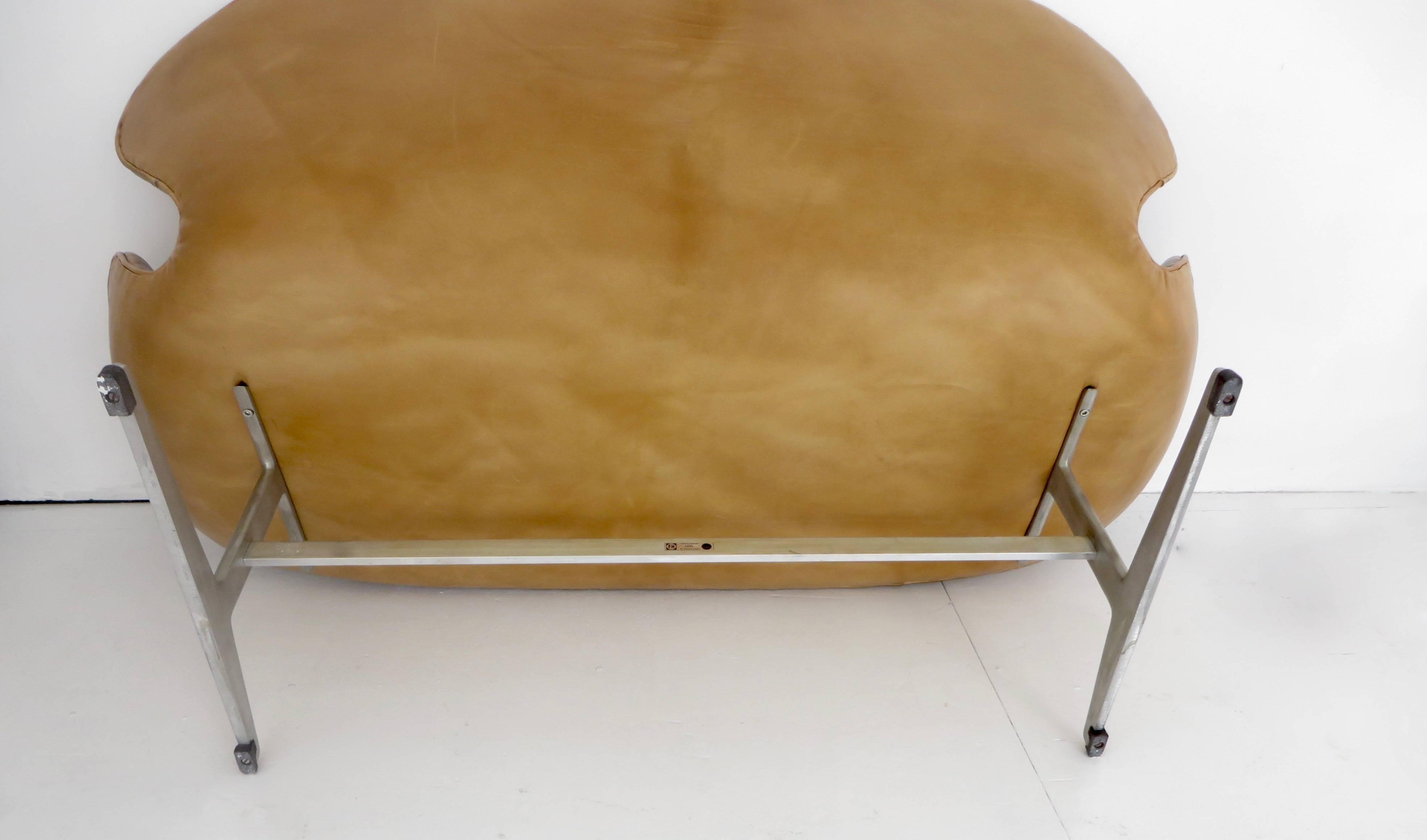arne jacobsen sofa