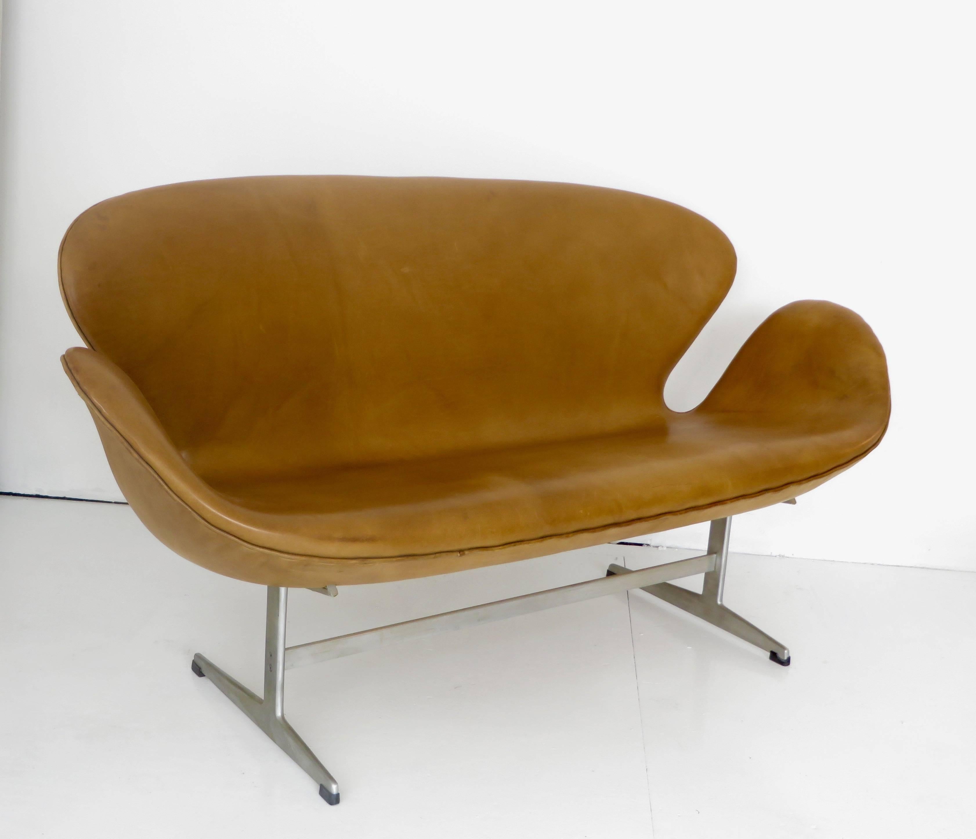 Scandinavian Modern Arne Jacobsen Swan Settee or Sofa Model 3321, Denmark, 1958