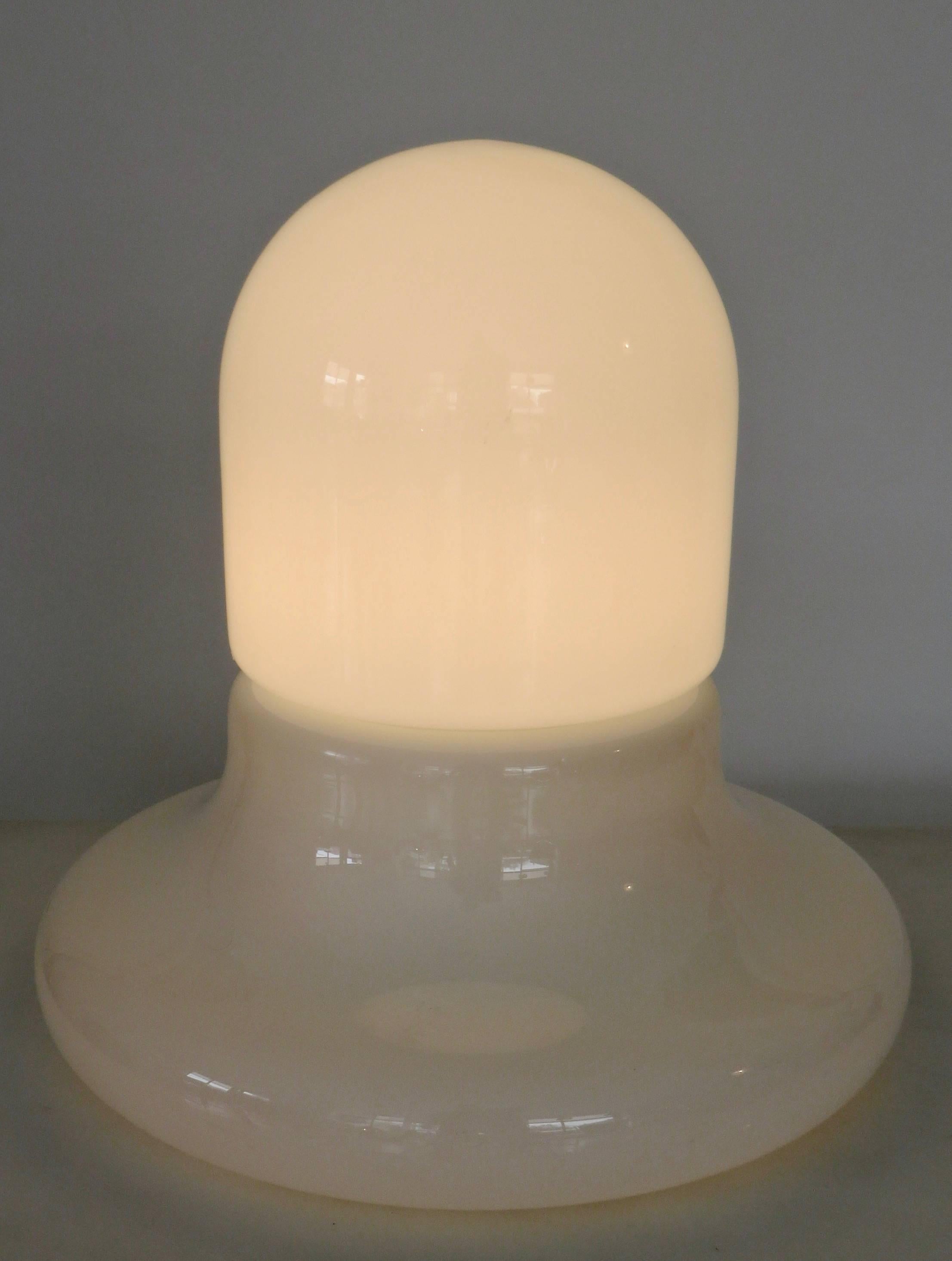 Mid-Century Modern Claudio Salocchi Zea lampe de table ou lampadaire italienne en verre opaque pour Lumenform en vente