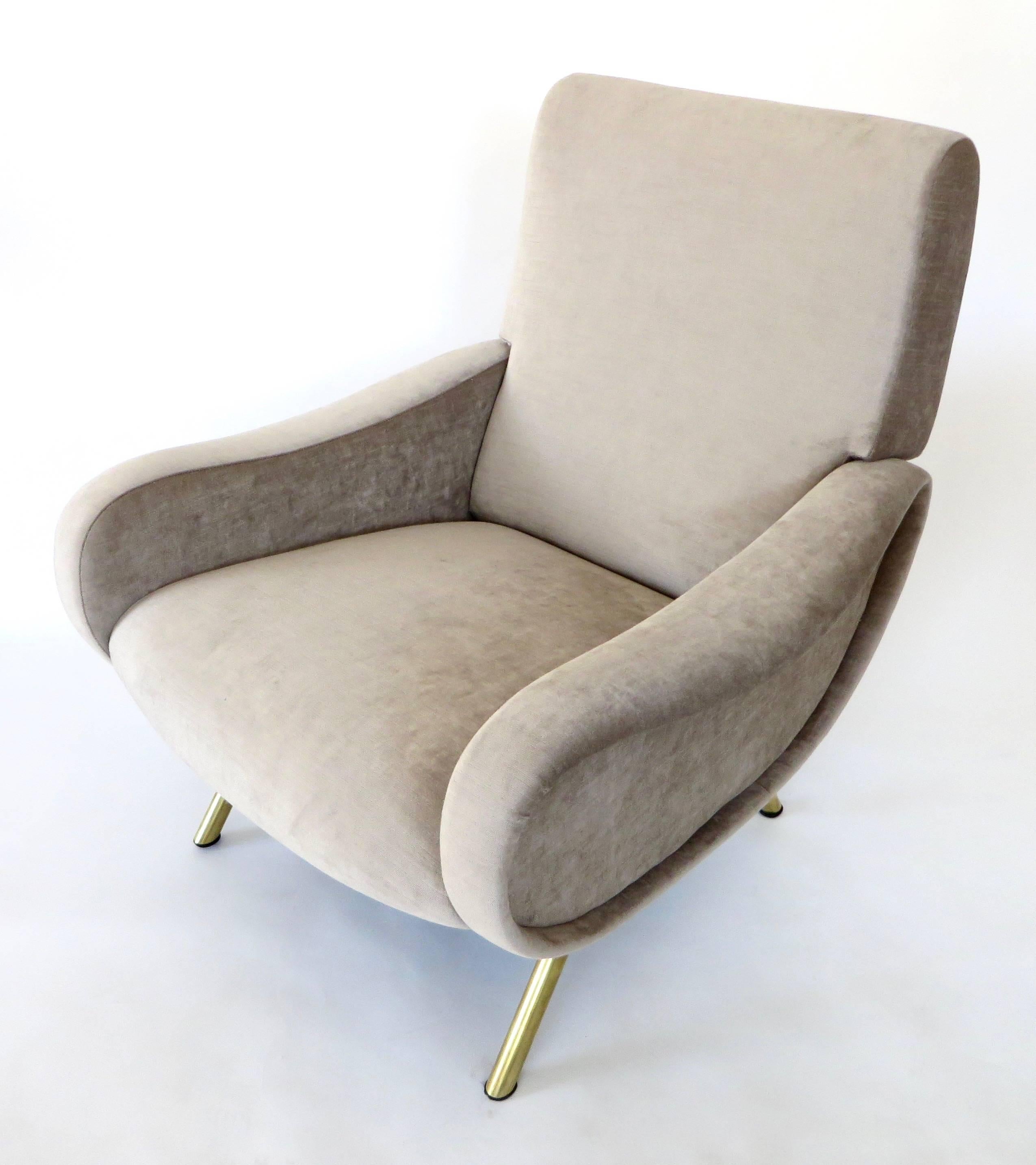 The lady chair was designed by Marco Zanuso for Arflex in 1951.
It won the award Medaglia d’oro or gold medal at the Milan IX Triennale in 1951.
Newly restored and reupholstered in Romo velvet, original brass legs.
Overall size: 30