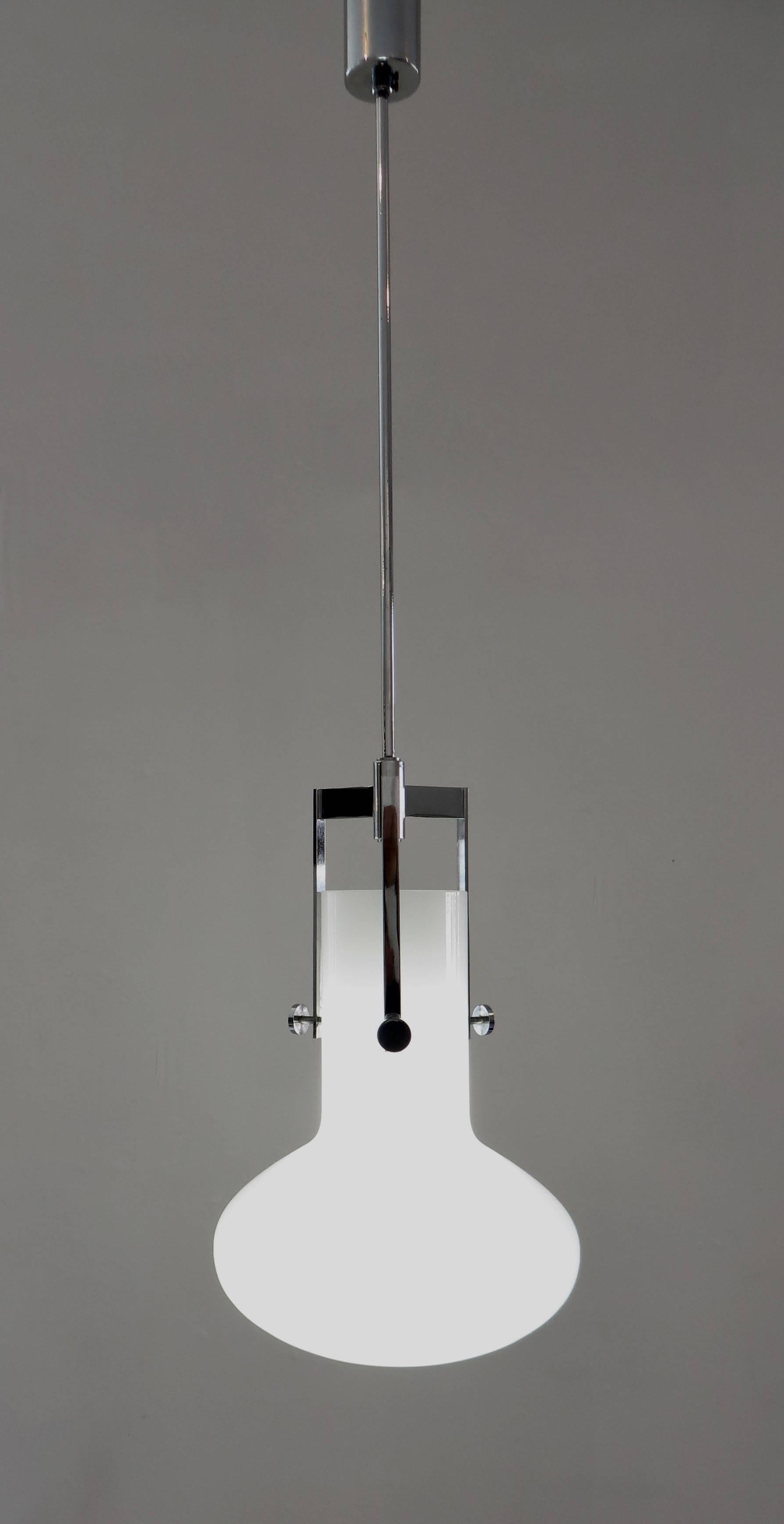 Verre opaque lait opalin et armature chromée conçus par Ignazio Gardella pour Azucena, Italie, 1958. Source lumineuse à une seule ampoule. Câblé pour les USA, peut accepter n'importe quel wattage, led.
Taille totale telle qu'illustrée :
9