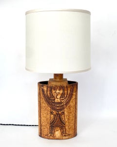 Lámpara de mesa de cerámica francesa de Roger Capron, color ocre, con decoración de figuras grabadas, Vallauris