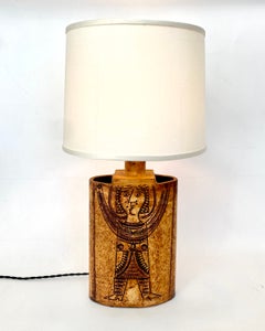 Lampe de table en céramique française de Roger Capron, décor de figures incisées de couleur ocre, Vallauris