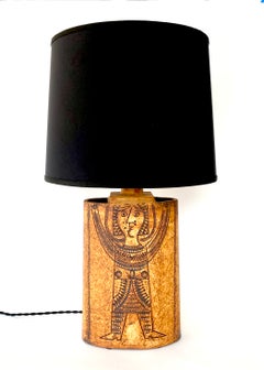 Lampada da tavolo in ceramica francese di Roger Capron, color ocra, con decorazioni a figure incise, Vallauris