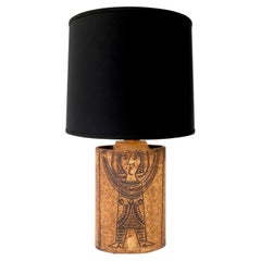Lampada da tavolo in ceramica francese di Roger Capron, color ocra, con decorazioni a figure incise, Vallauris