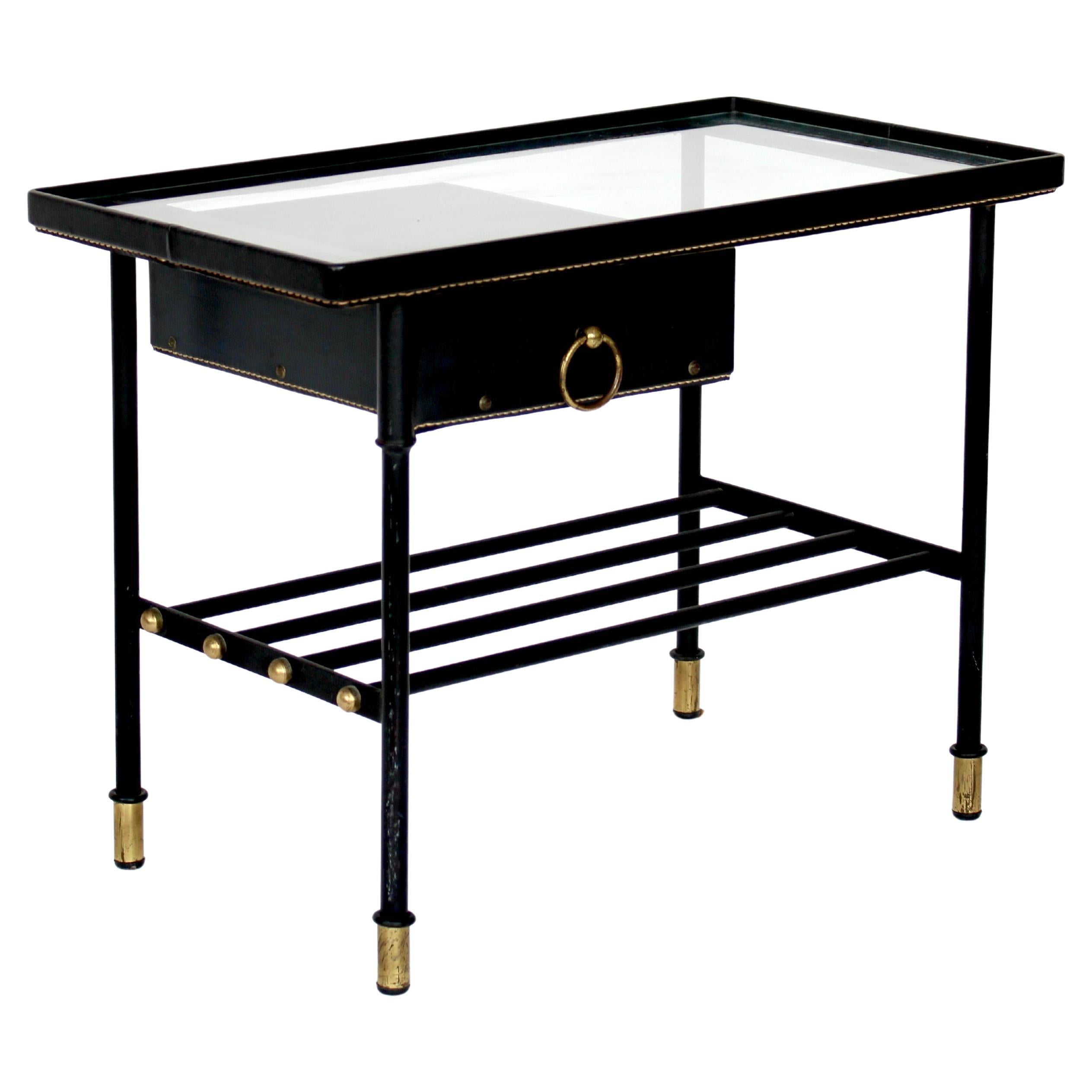 Jacques Adnet Mesa auxiliar o mesilla de noche de cuero negro y cristal Francia c1950 en venta