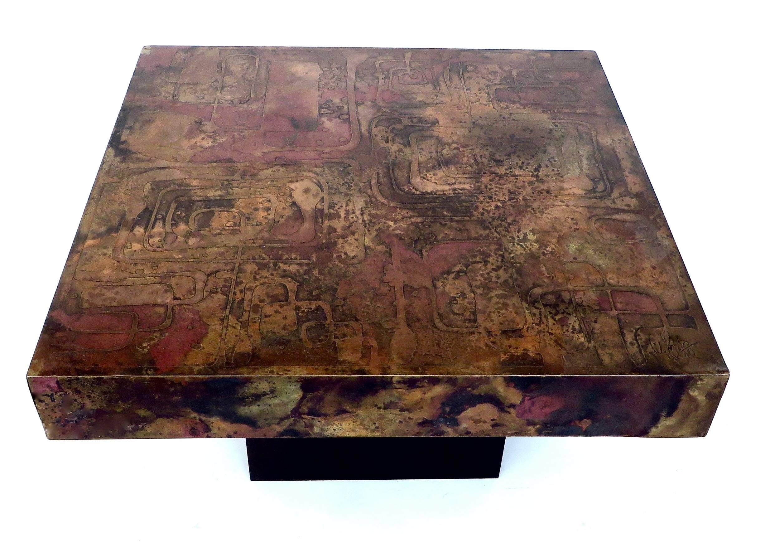 Noirci Table basse ou d'appoint belge signée Poolkes avec plateau en cuivre patiné gravé et gravé en vente