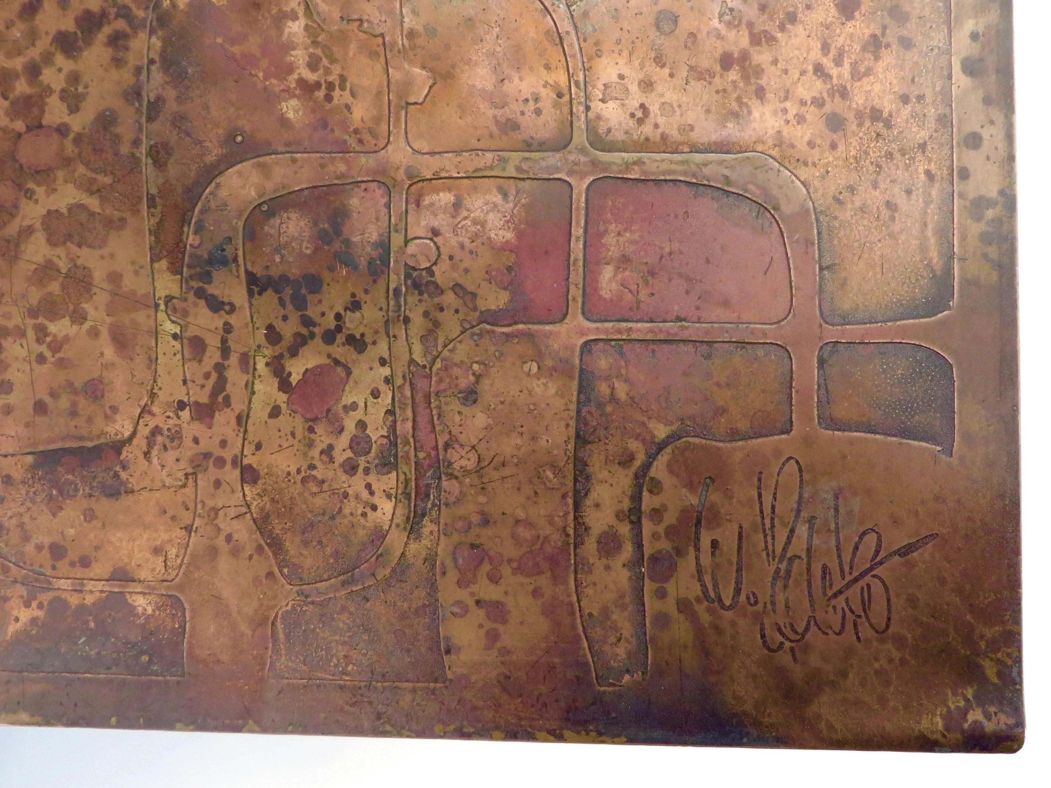 Table basse ou d'appoint belge signée Poolkes avec plateau en cuivre patiné gravé et gravé  en vente 1