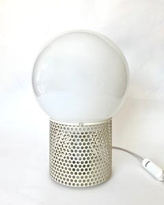 Lámpara de mesa de cristal opalino con lacado blanco perforado, modelo 10524, de Michel Boyer, 1972