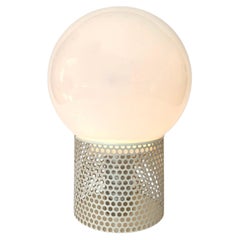 Lámpara de mesa de cristal opalino con lacado blanco perforado, modelo 10524, de Michel Boyer, 1972
