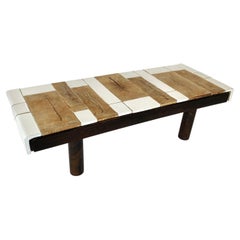 Tavolino in ceramica Roger Capron con piastrelle bianche e base in legno con motivi "Herbier Impressions"