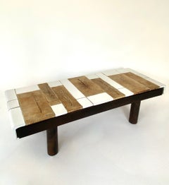 Tavolino in ceramica Roger Capron con piastrelle bianche e base in legno con motivi "Herbier Impressions"