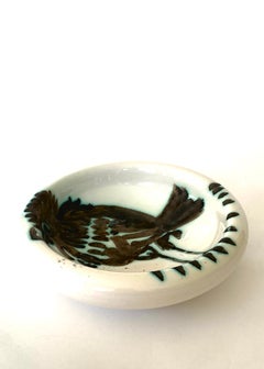 Plato de cerámica de Pablo Picasso, de la colección «Picasso Madoura»: «Pájaro con gusano», c. 1952
