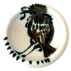 Plato de cerámica de Pablo Picasso, de la colección «Picasso Madoura»: «Pájaro con gusano», c. 1952