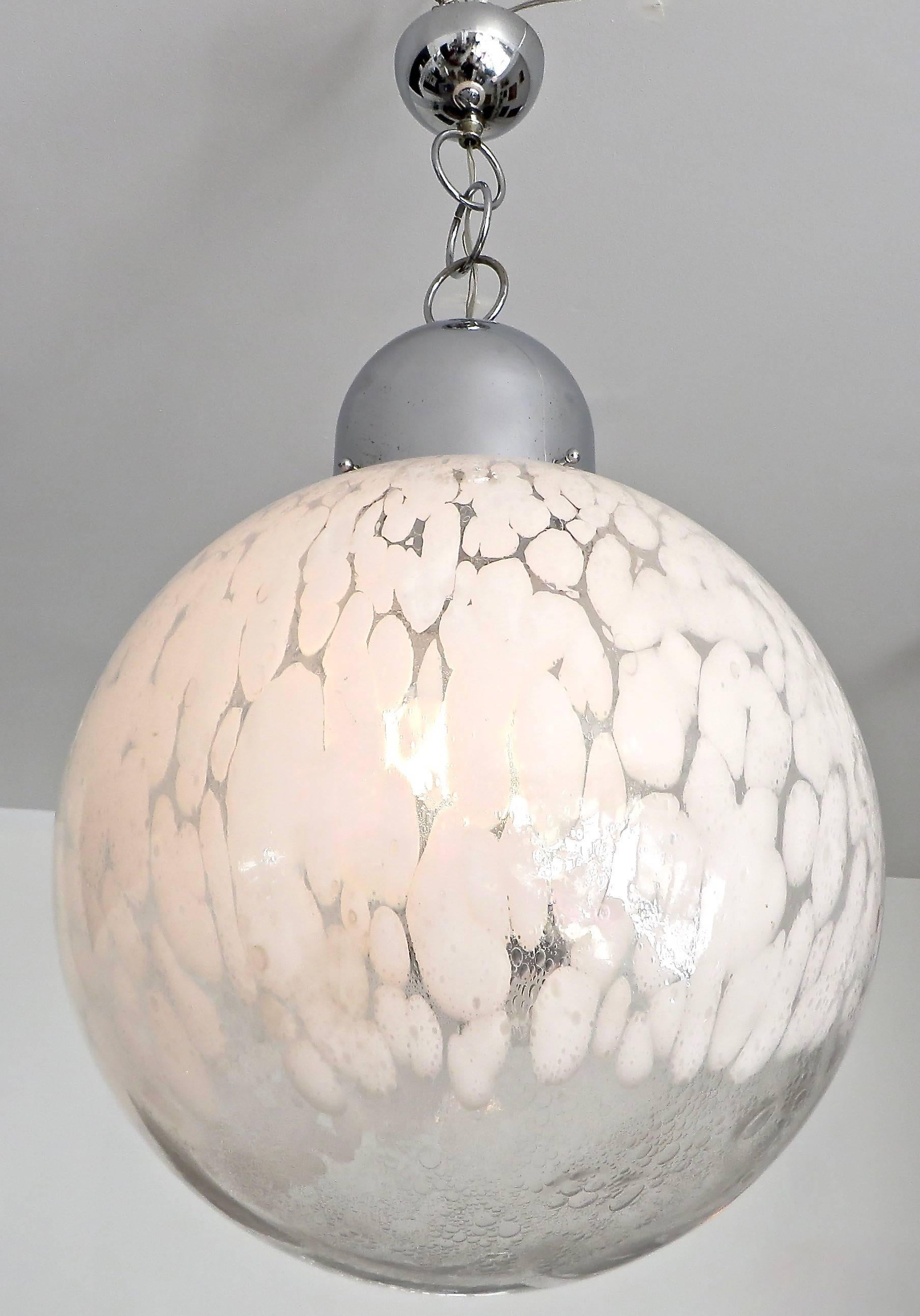 A Murano Mazzega large globe pendant chandelier in clear and white mottled blown glass. The Murano glass has a bubble effect encased in the glass.
Perfect condition with no chips.
The interior socket has 3 bulbs but could be rewired to suit with