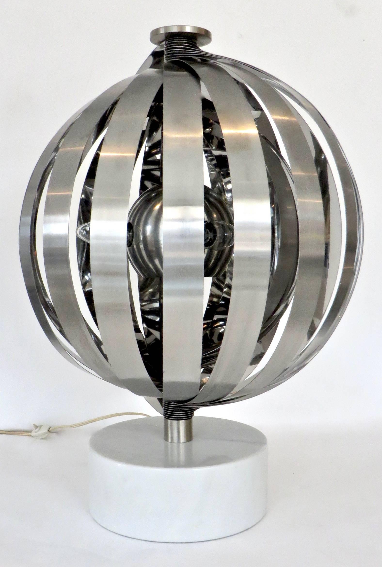 Stainless steel and marble table lamp by Gaetano Missaglia, Italy, circa 1970.
High polished interior with a matte finish exterior on the steel straps, that comprise the 