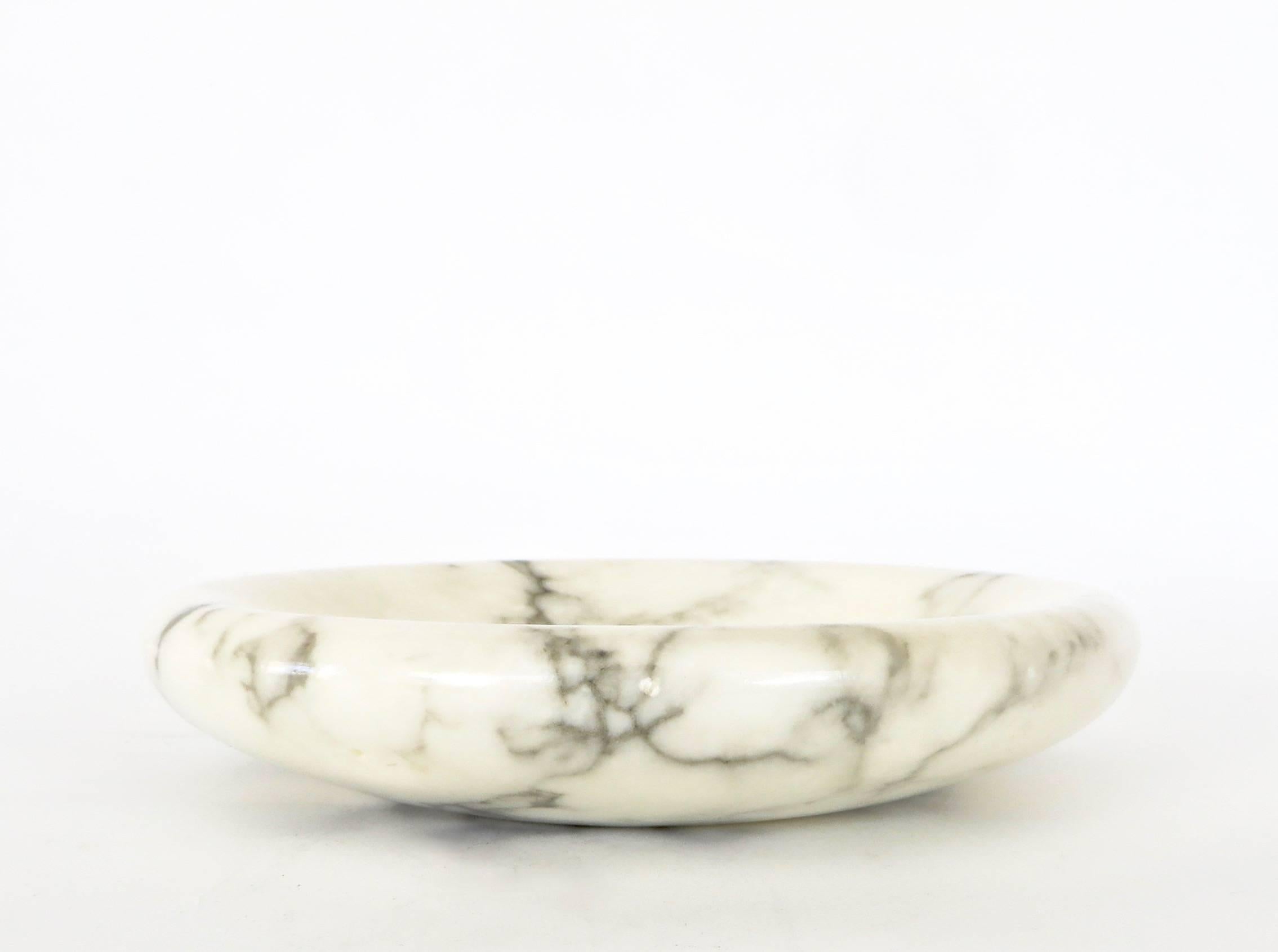 Minimal Carrara marble dish or vide poche, by Sergio Asti, Italy, circa 1970. 
Beautifully veined, with a simple rounded edge. 
Excellent condition with no chips or restorations or scratches.