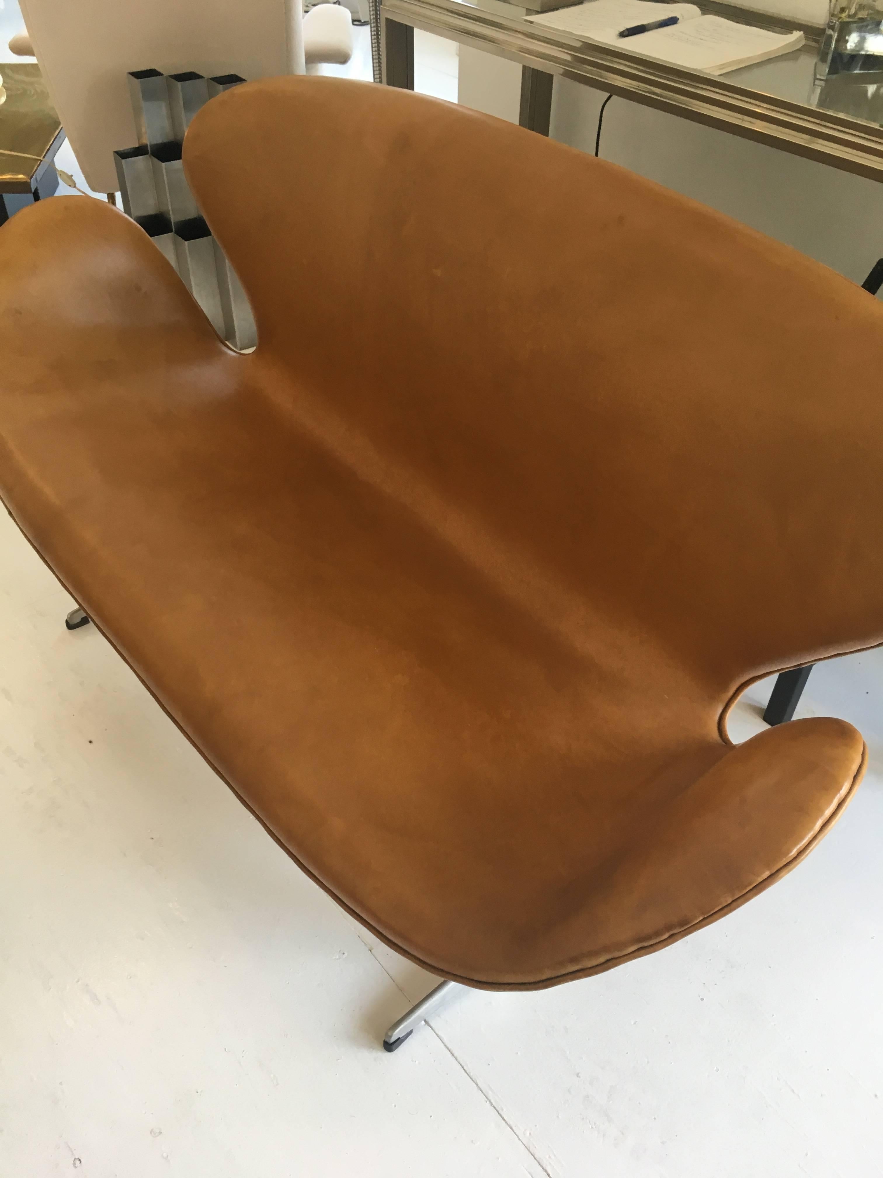 Mid-20th Century Arne Jacobsen Swan Settee or Sofa Model 3321, Denmark, 1958