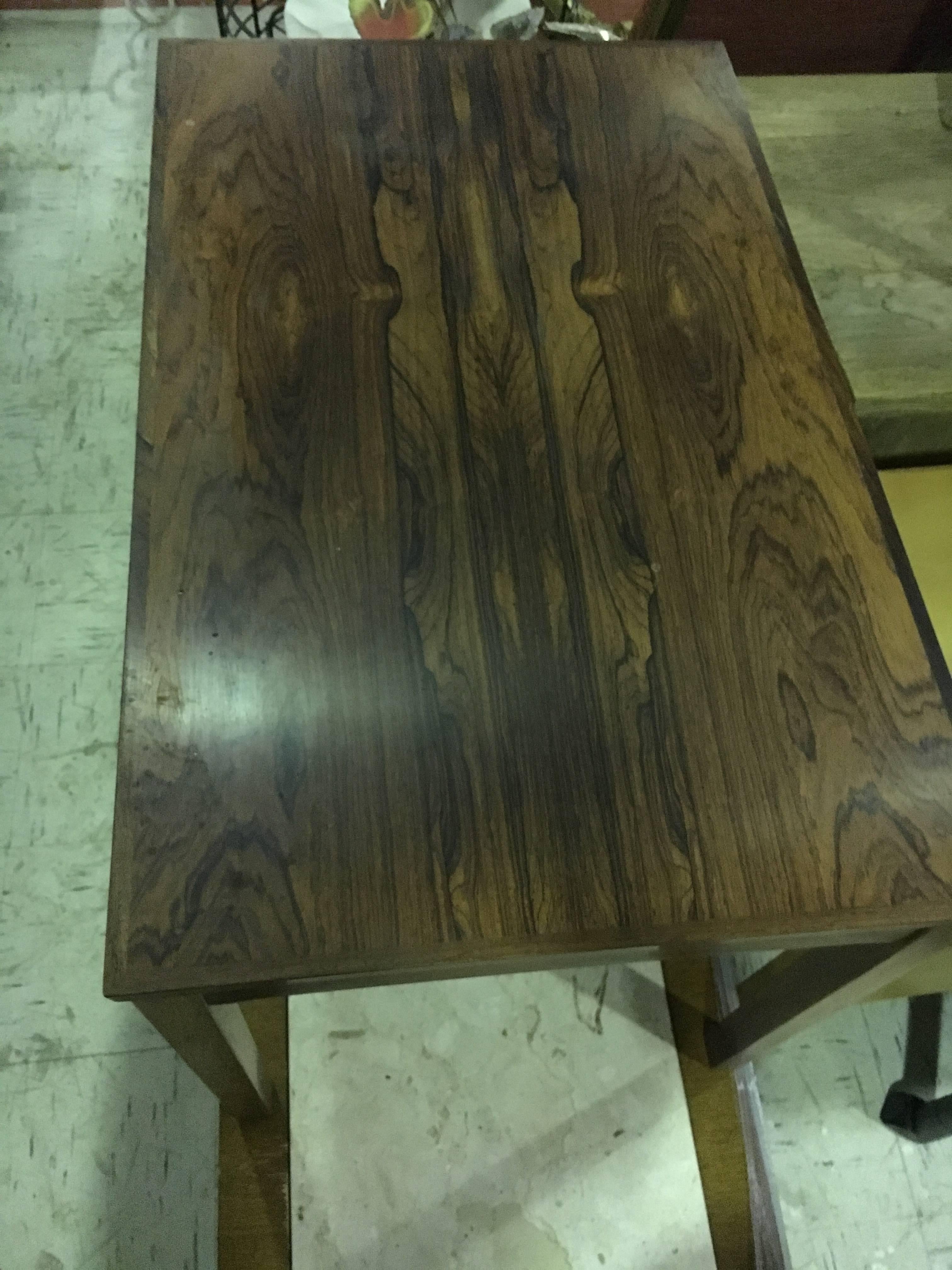 Table d'appoint ou petite table basse en bois de rose du milieu du siècle. Magnifique haut figuré.