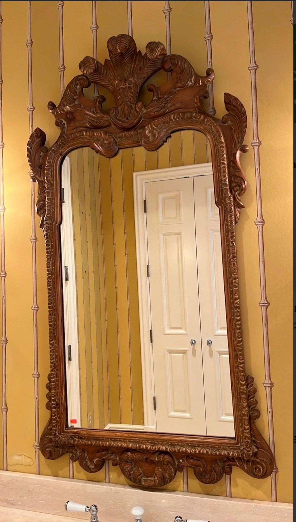 Exceptionnel miroir en pin sculpté de style Geo II avec crête prune. Très Billy Hanes en vente