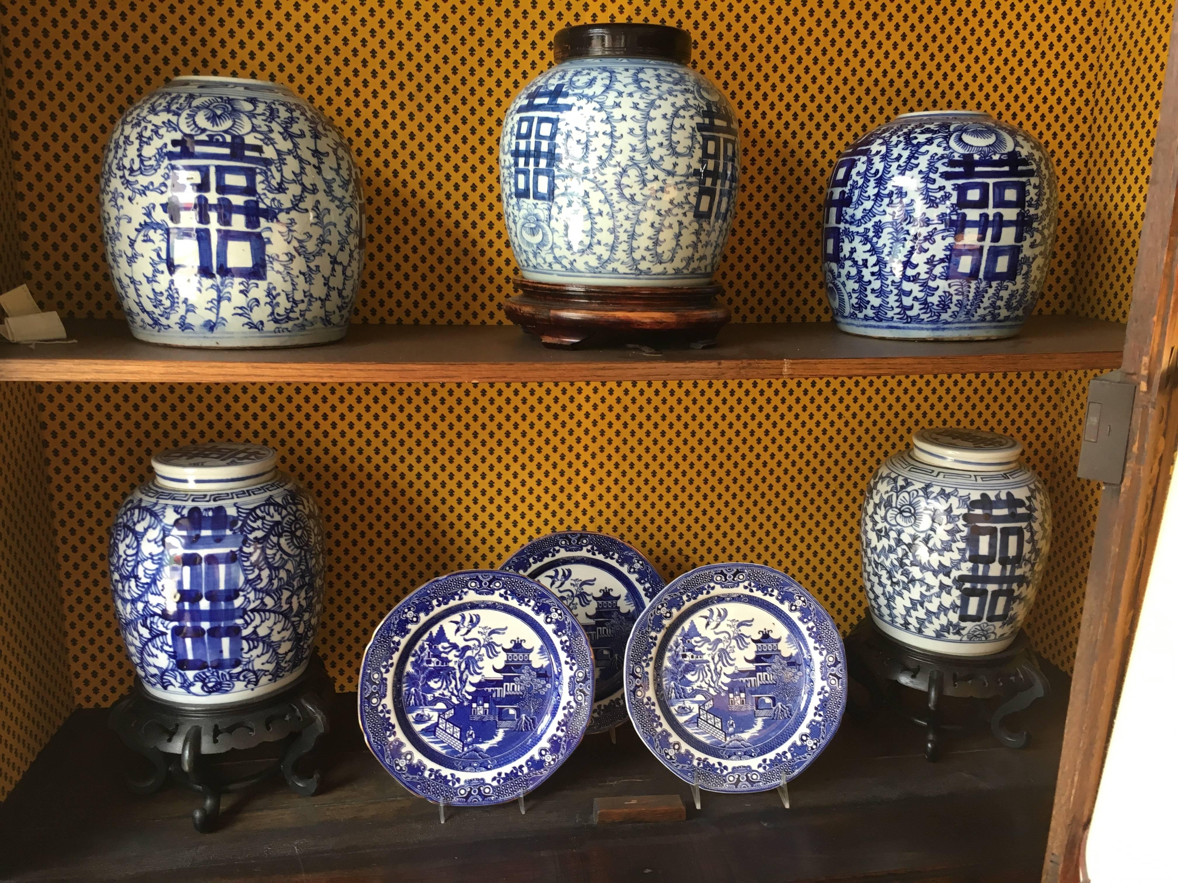 Große große Sammlung chinesischer Export-Blau-Weiß von großformatigem Maßstab (19. Jahrhundert) im Angebot