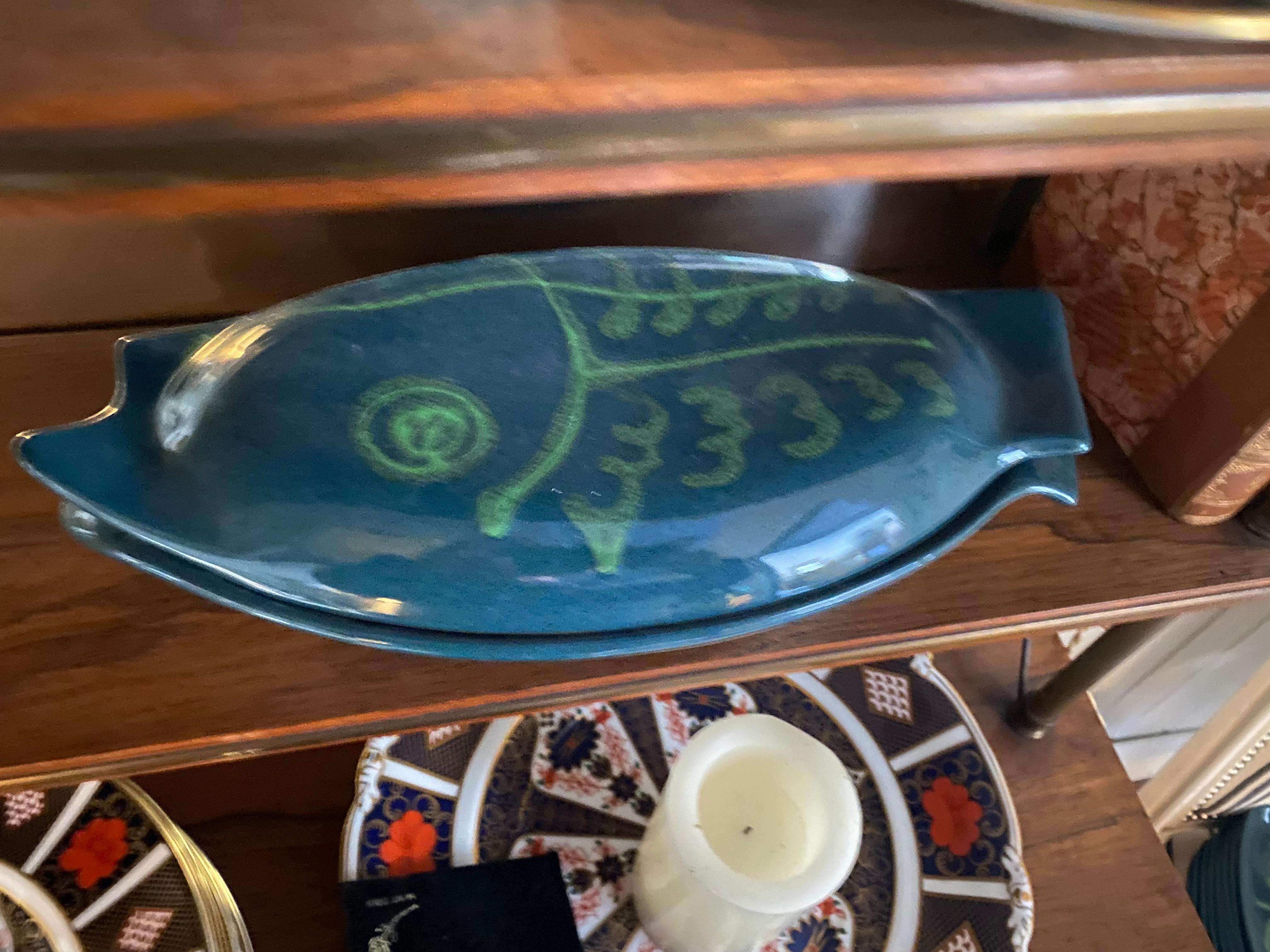 American Set of Eight Mid-Century Ceramic Plates with Fish Form Decoration