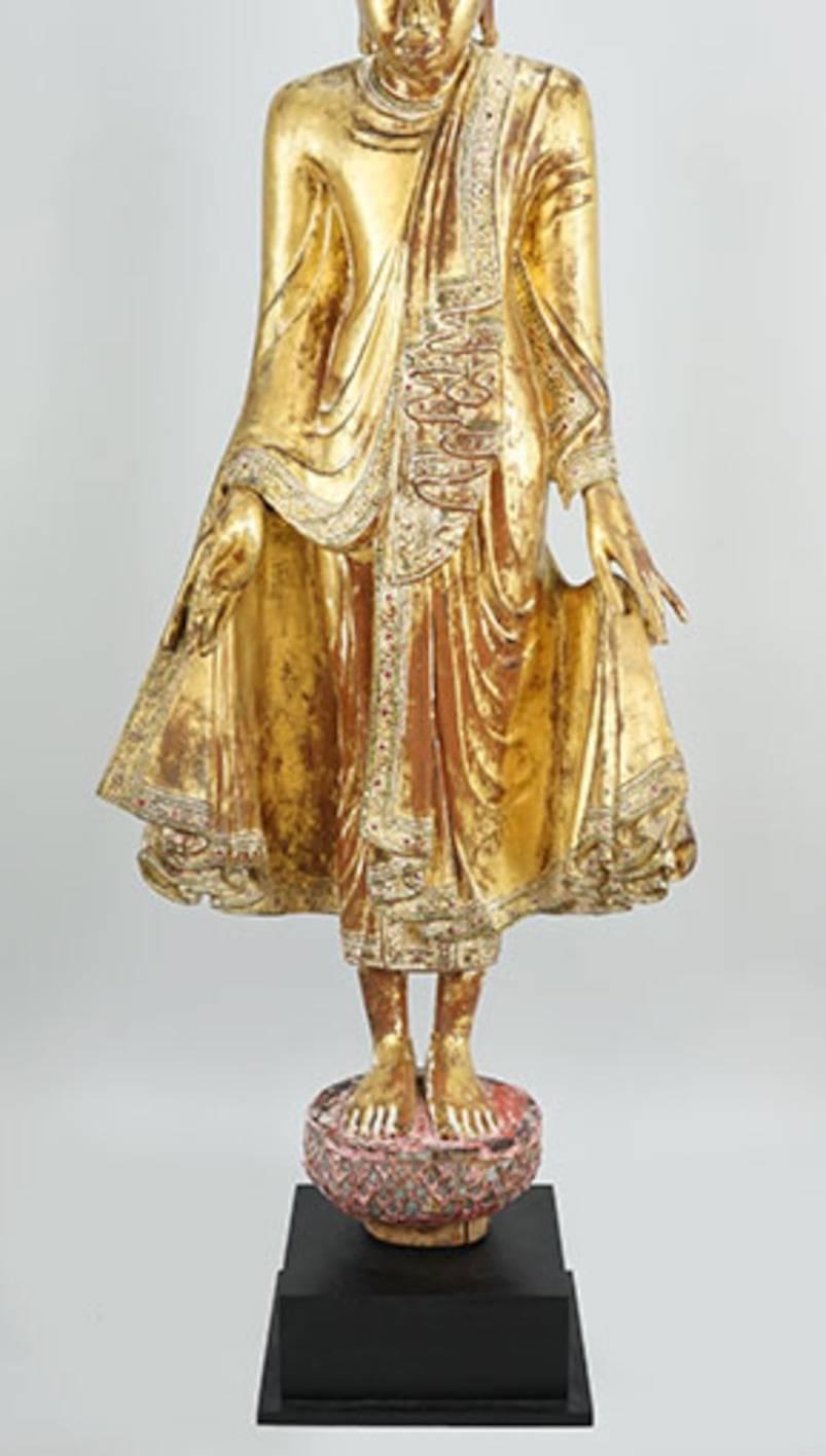 Exceptionnel Budha monumental en bois sculpté du 19e siècle avec finition dorée et bijoux.