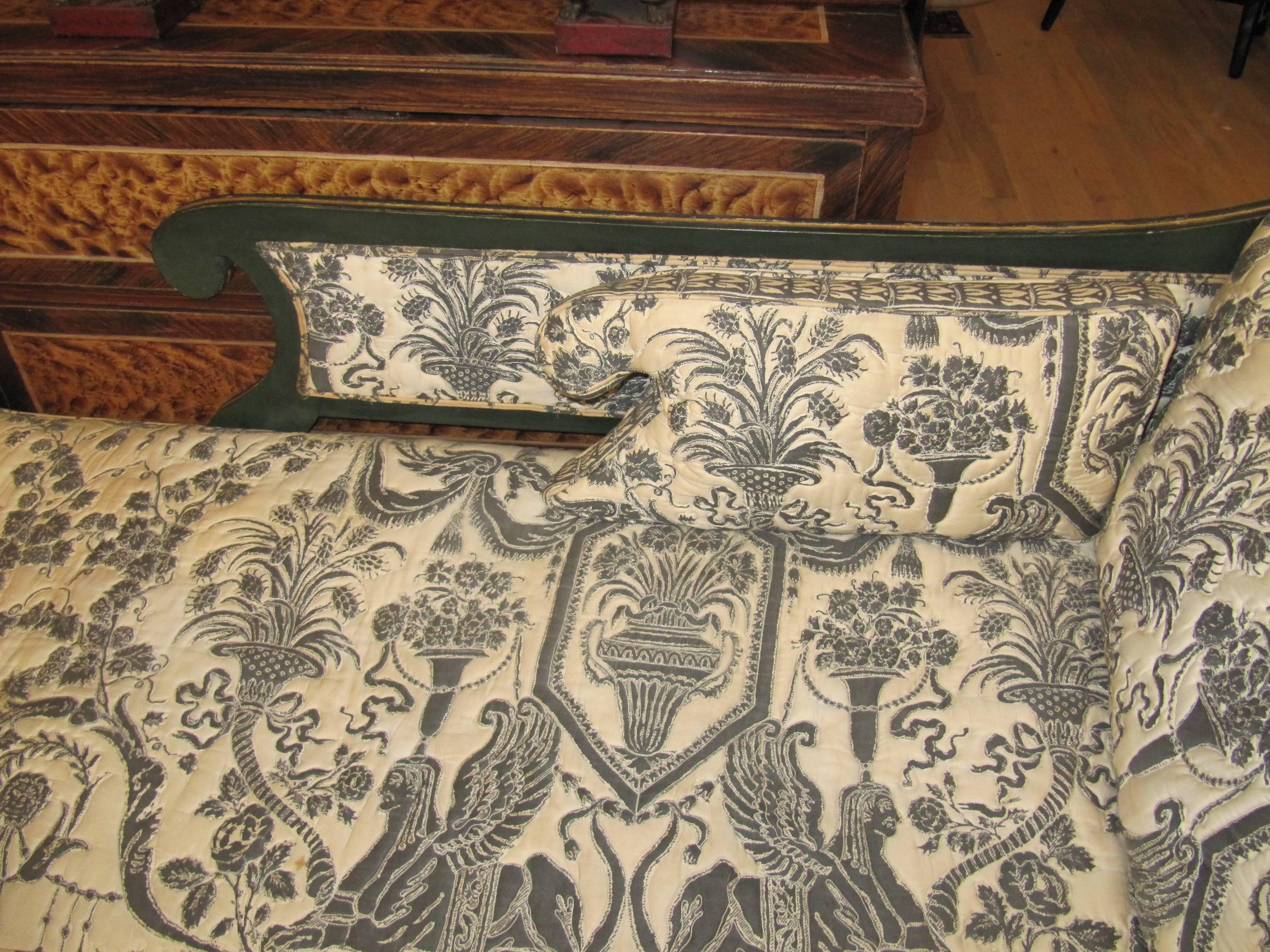 Charming Early 19th Century Regency Chaise Longues with Painted Decoration im Zustand „Hervorragend“ in Buchanan, MI
