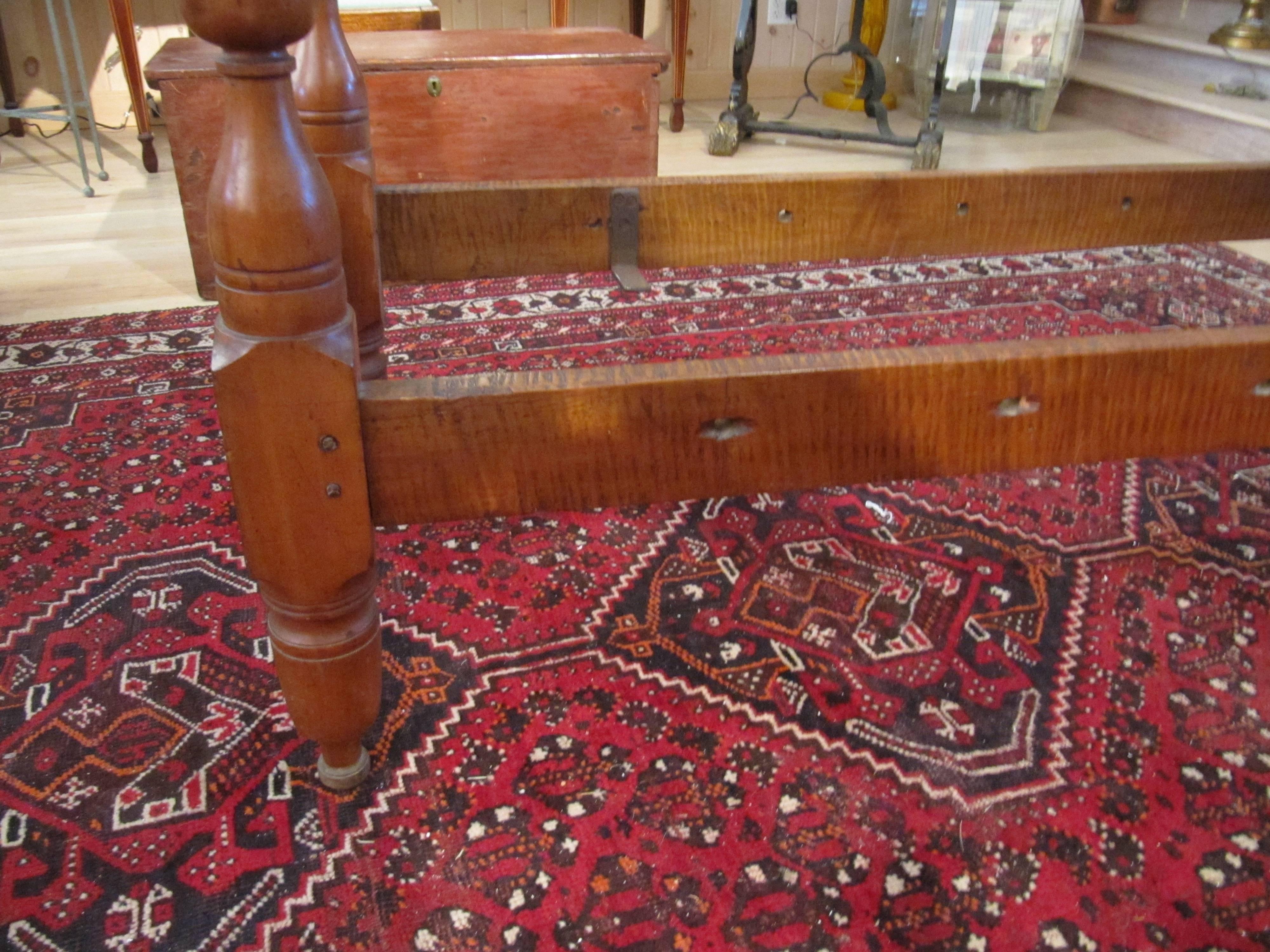 American Provincial Maple Daybed, 19th Century For Sale 1