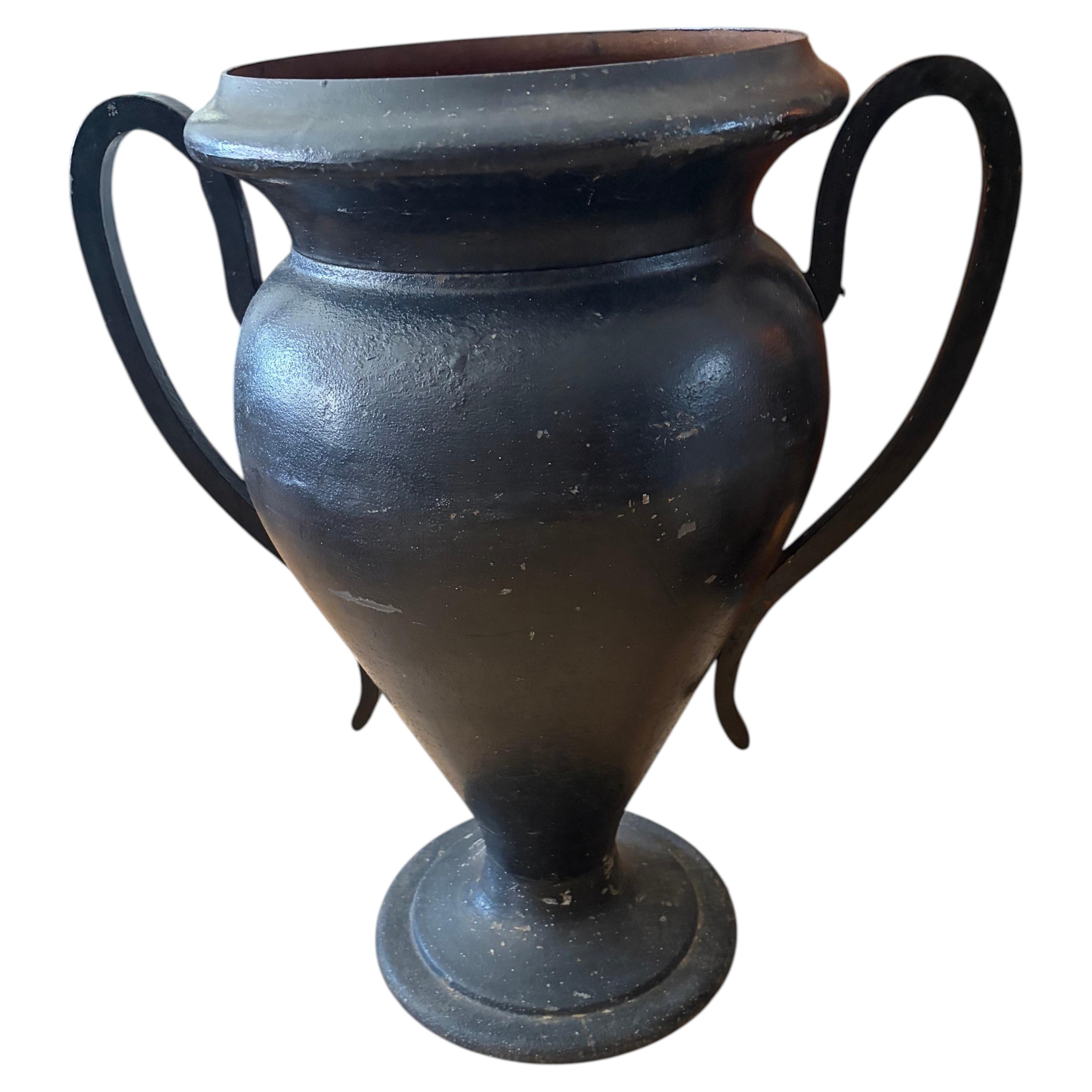 Urna Art Déco francesa de época, de hierro, de unas dimensiones impresionantes. Gran pátina. en venta