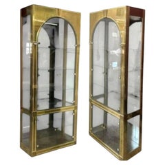 Ein Paar Master Craft Messing Clasical Vitrine mit Glasböden beleuchtet pro Kabinett.
