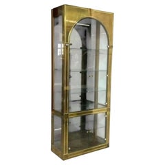 Ein Paar Master Craft Messing Clasical Vitrine mit Glasböden beleuchtet pro Kabinett.