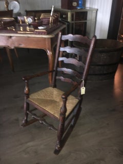 Affascinante sedia a dondolo inglese per bambini del XIX secolo, con splendidi colori e patina d'epoca