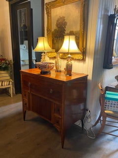 Schöner und funktionaler Mahagoni-Schreibtisch im Regency-Stil, mit Ablagefach. Tolle Farbe.