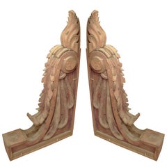 Paire monumentale de corbeaux sculptés en pin. Idéal comme socle pour console.
