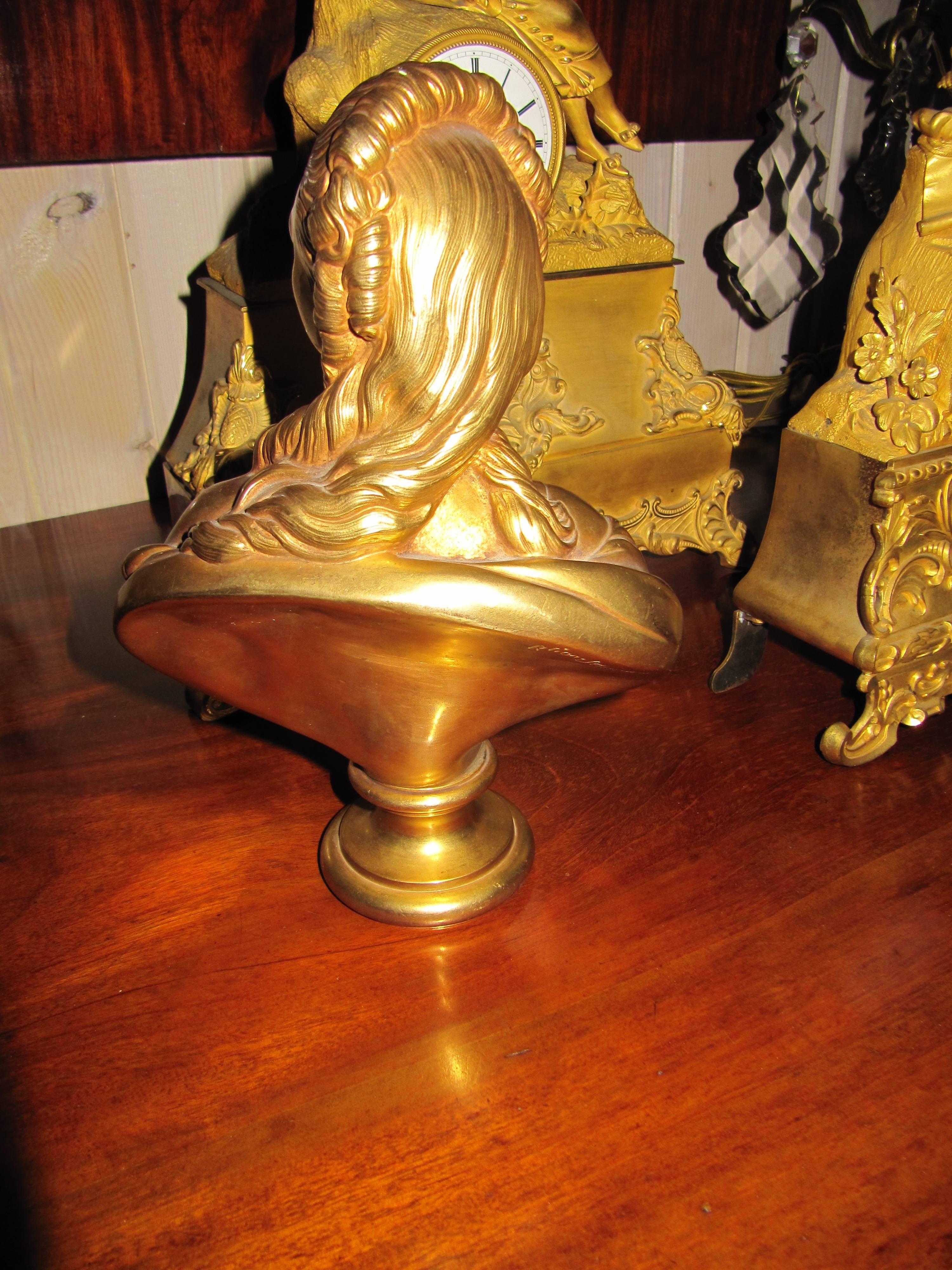 Néoclassique Charmant buste de femme en bronze doré en vente